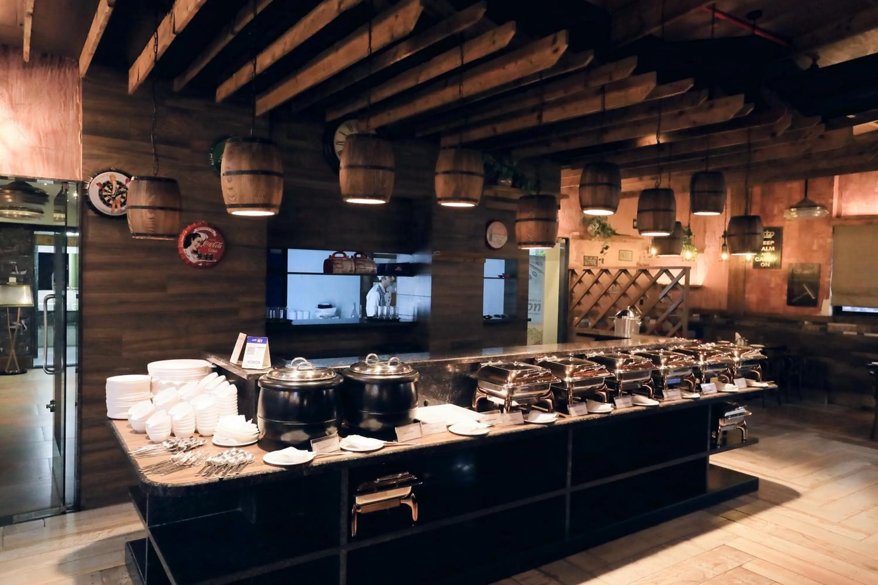 Restaurant/places to eat in Humming Bird Hotel & Banquet