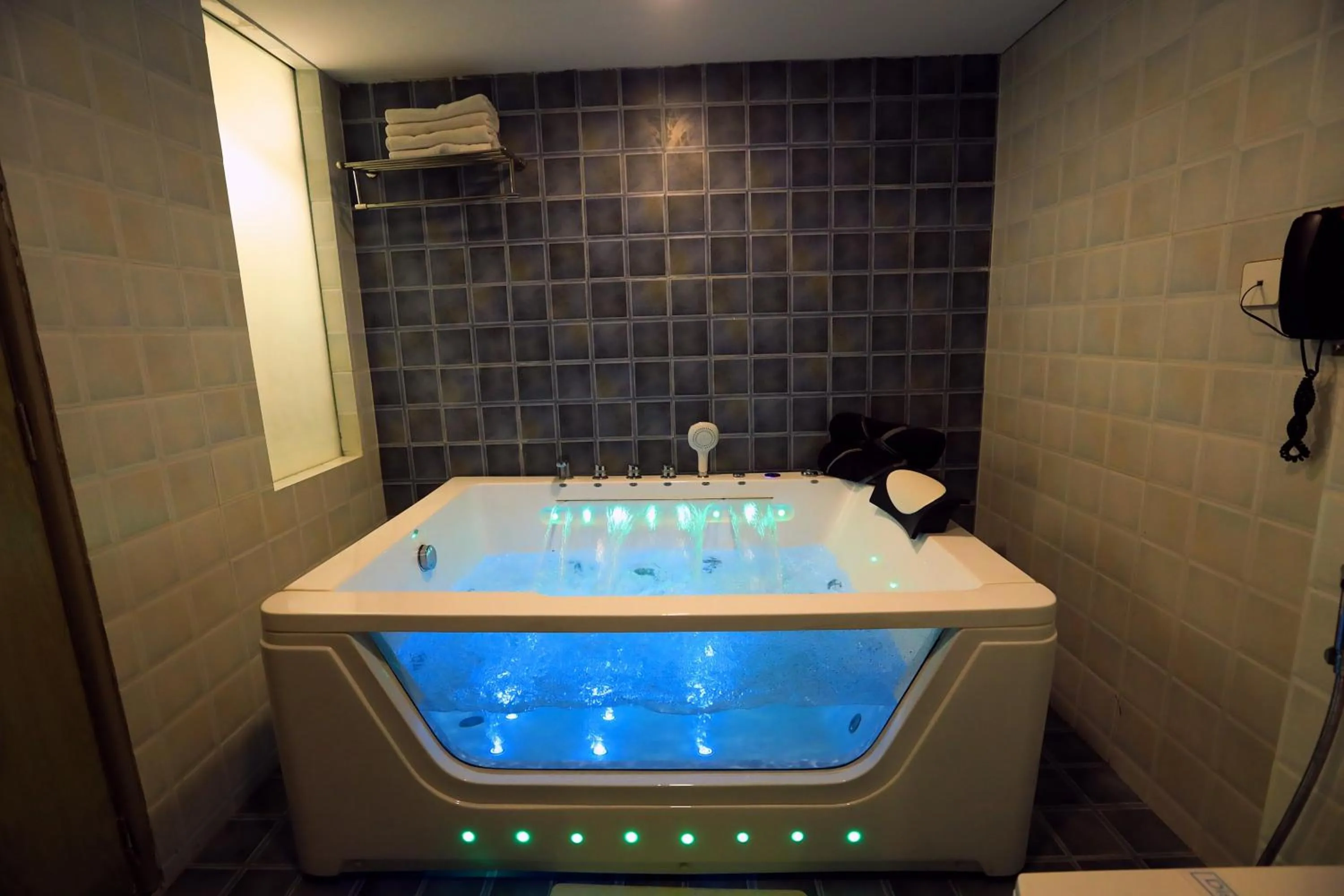 Hot Tub in Humming Bird Hotel & Banquet