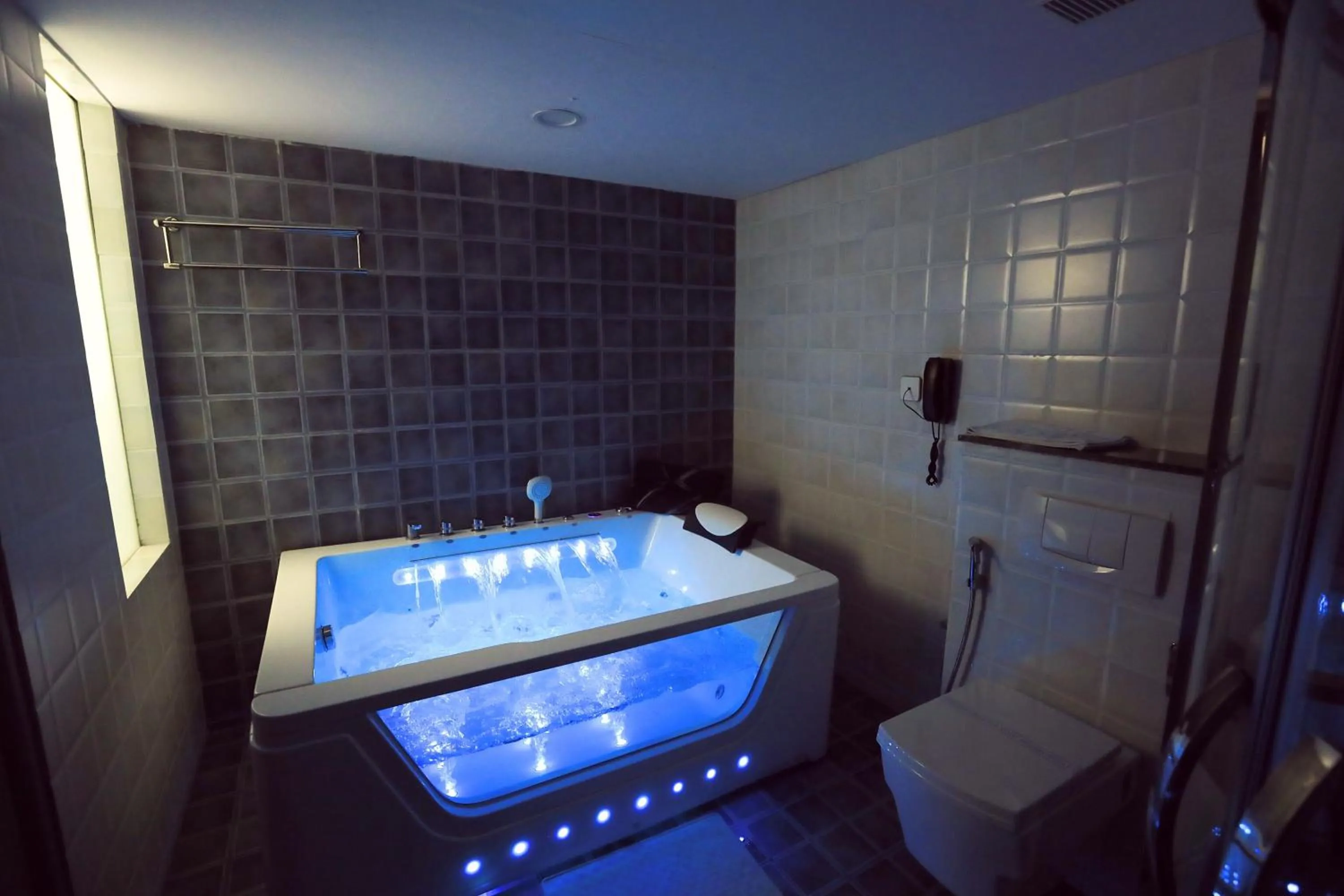 Bath in Humming Bird Hotel & Banquet