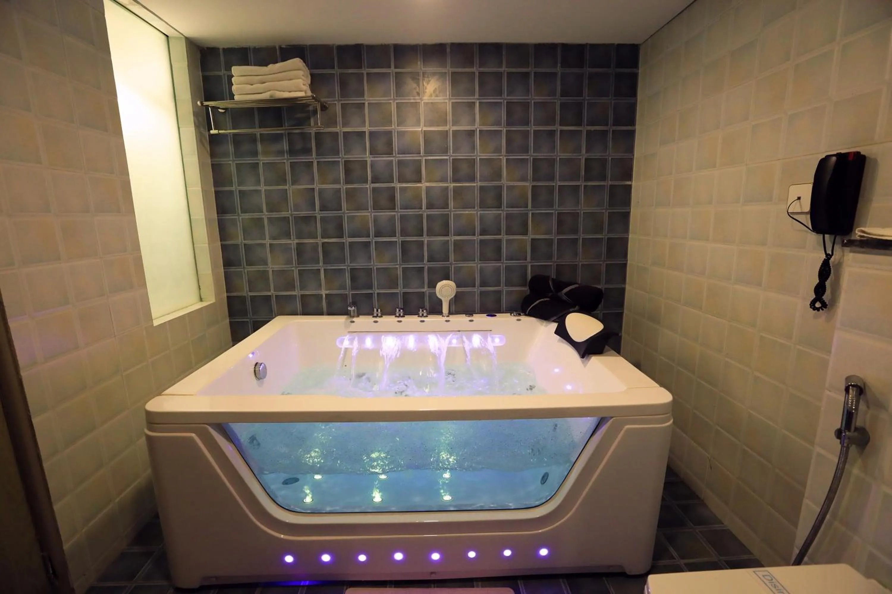 Hot Tub in Humming Bird Hotel & Banquet