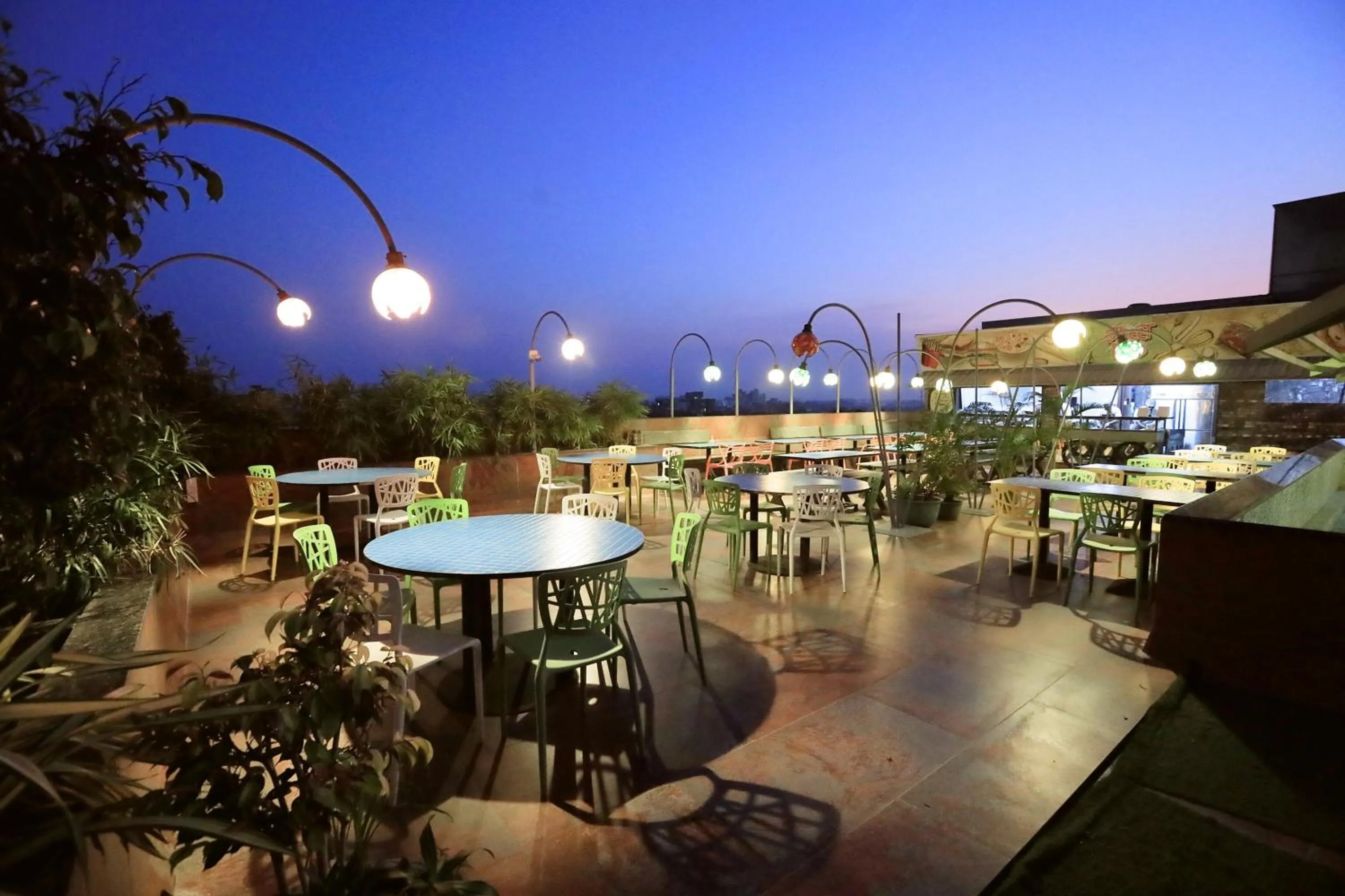 Restaurant/places to eat in Humming Bird Hotel & Banquet