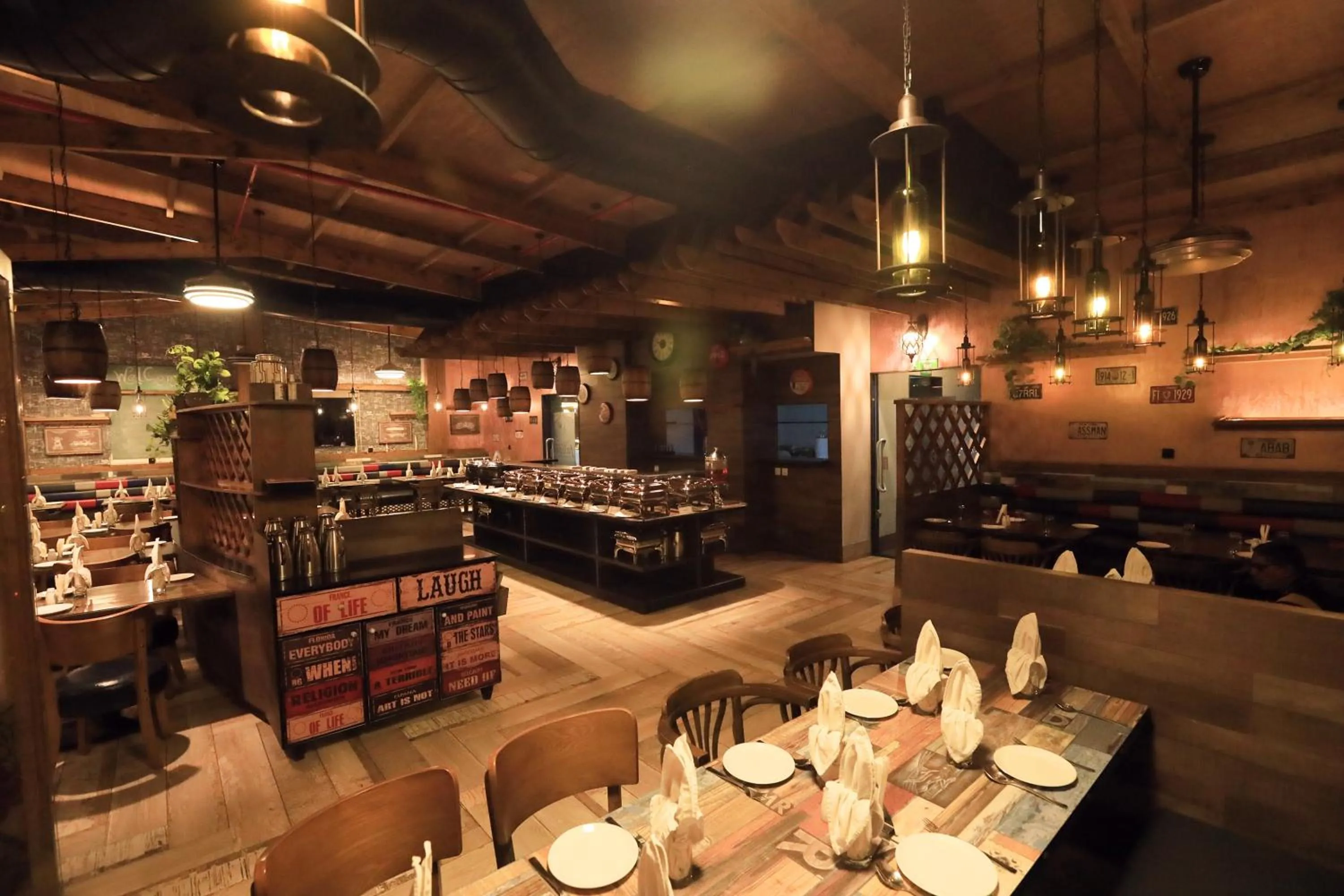 Restaurant/places to eat in Humming Bird Hotel & Banquet