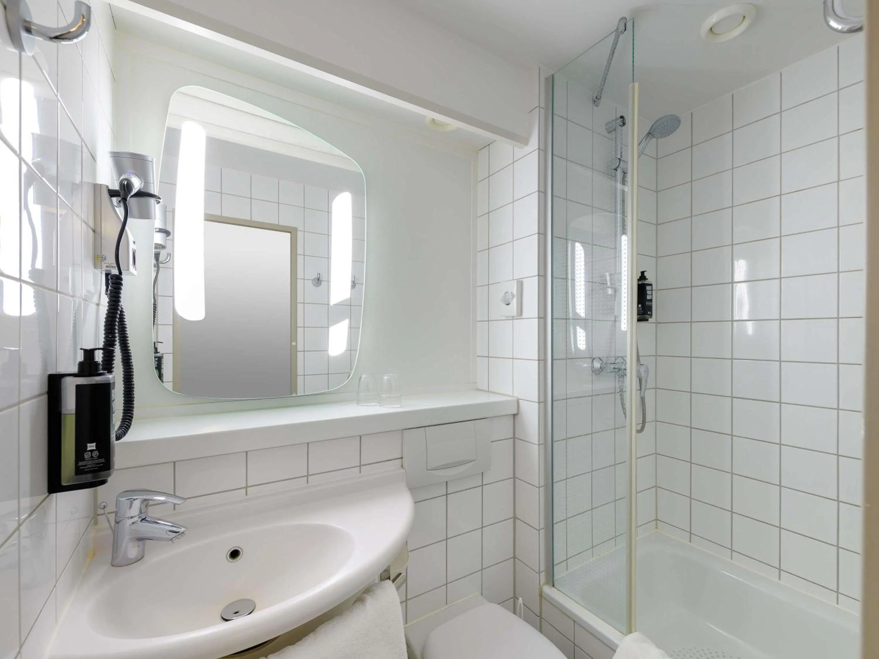 Bedroom in Ibis Hotel Köln Am Dom