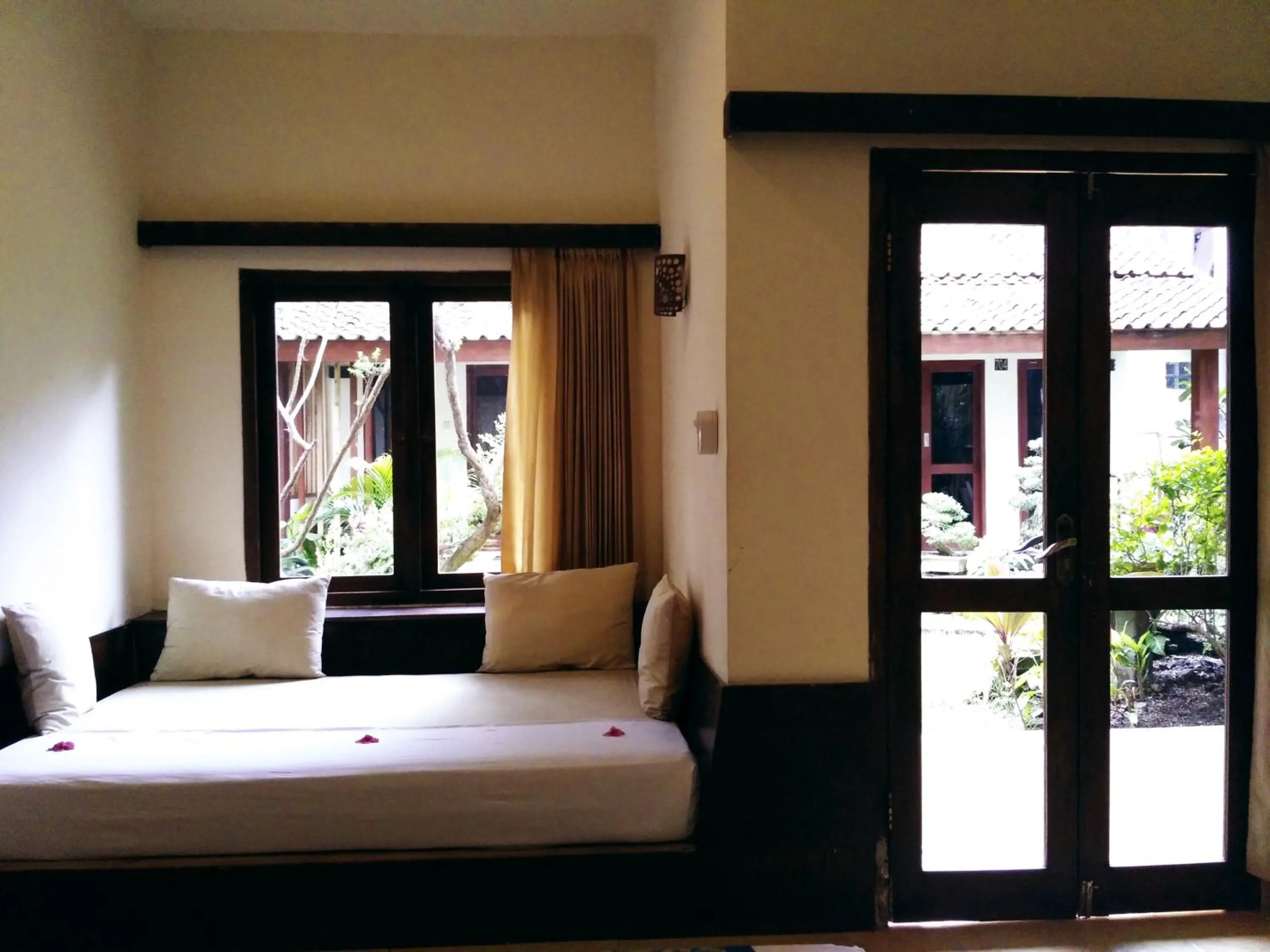 Seating area, Bed in D'Gilian Bungalow