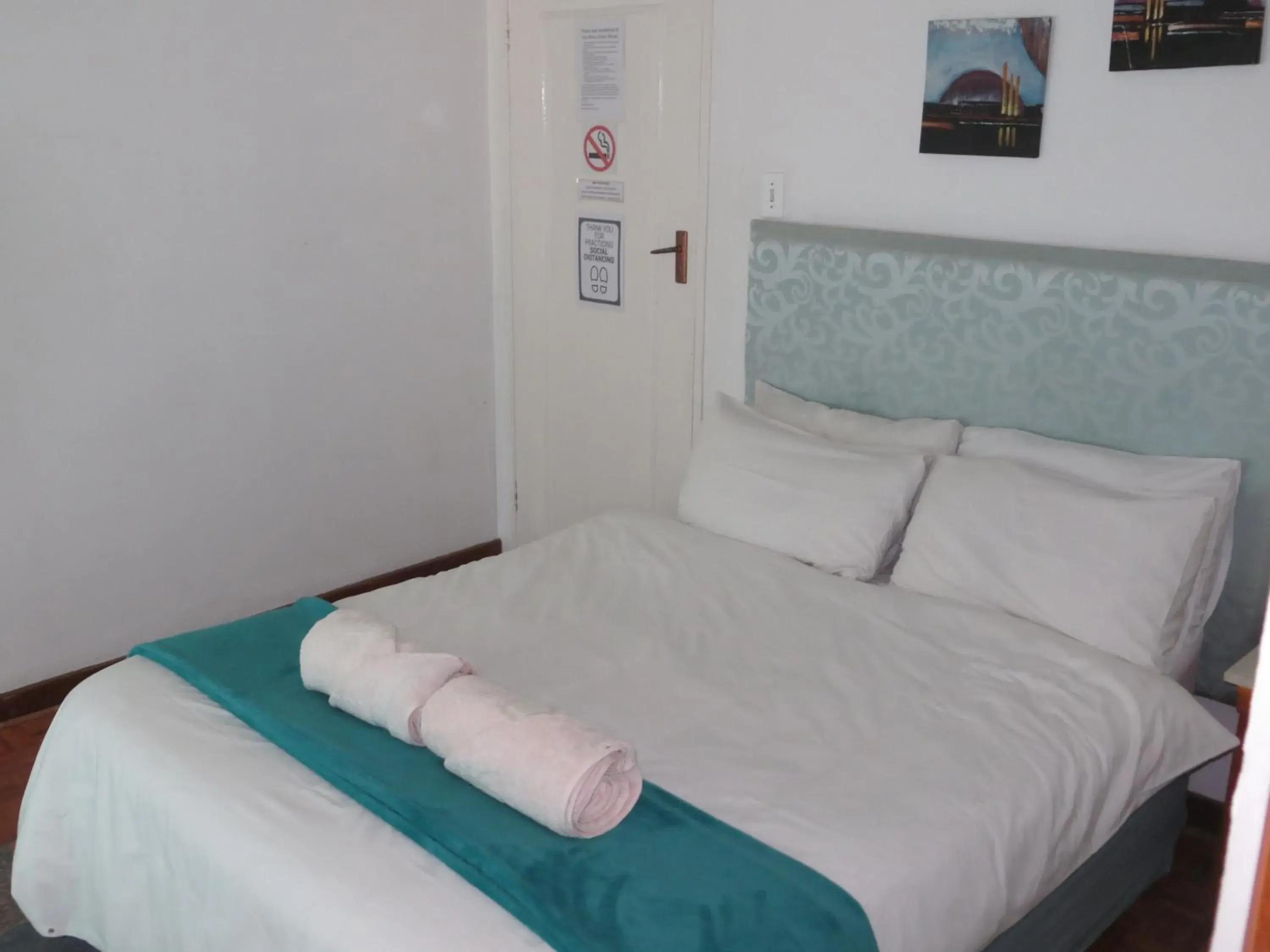 Deluxe Double Room with Bath in The Swiss Guesthouse Deluxe Double Room with Bath in The Swiss Guesthouse