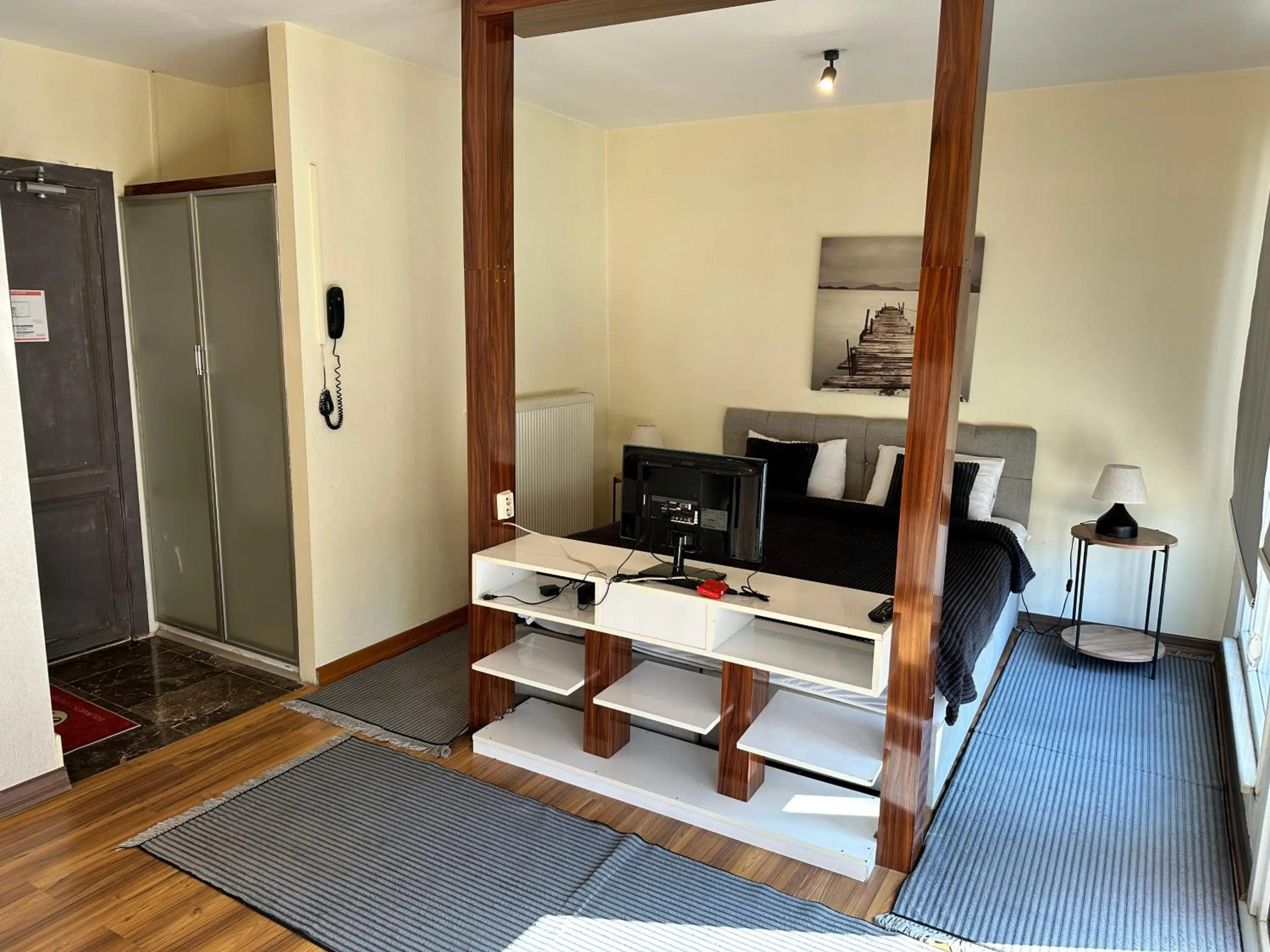 Photo of the whole room in New Pera