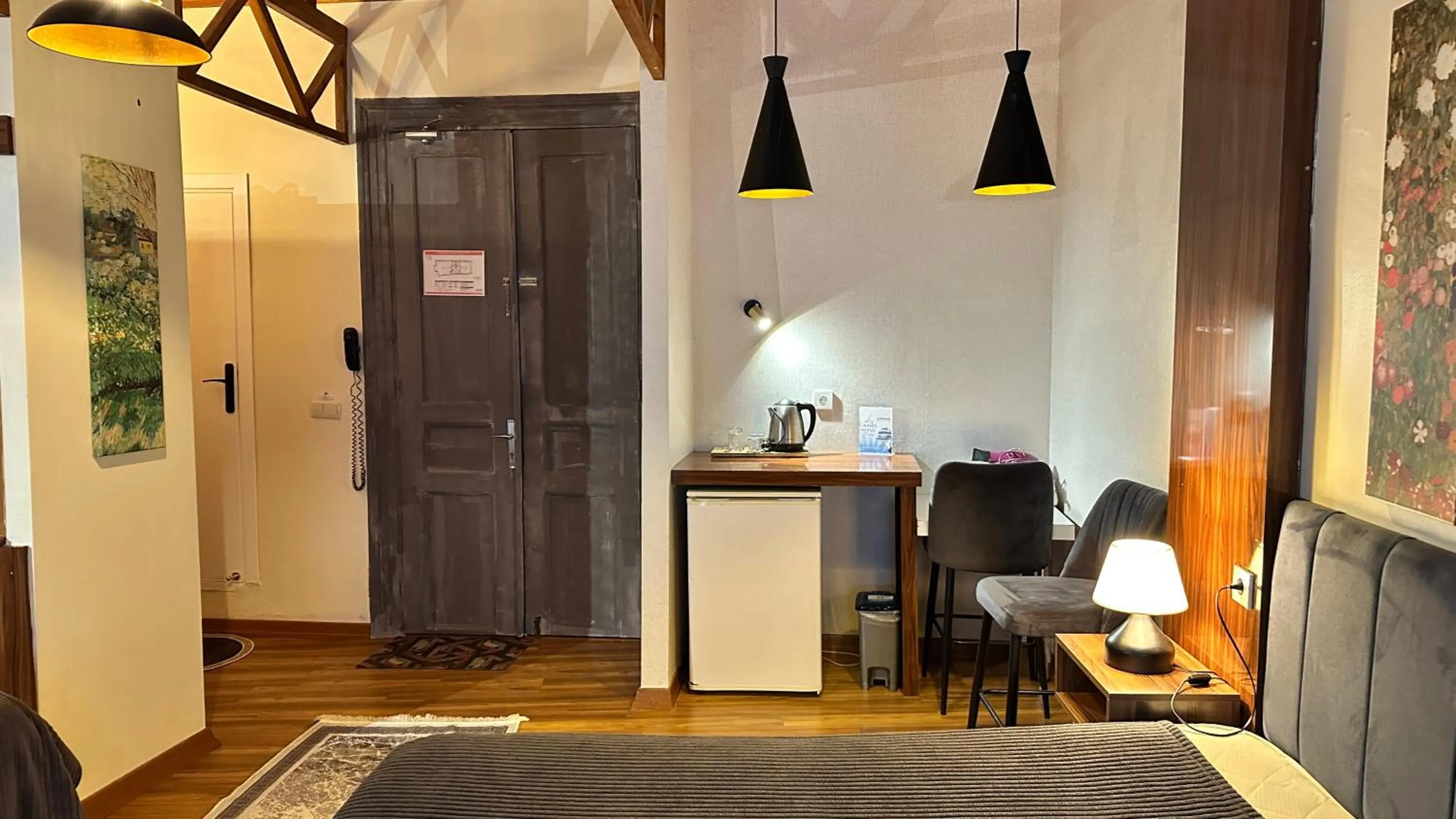 Photo of the whole room in New Pera