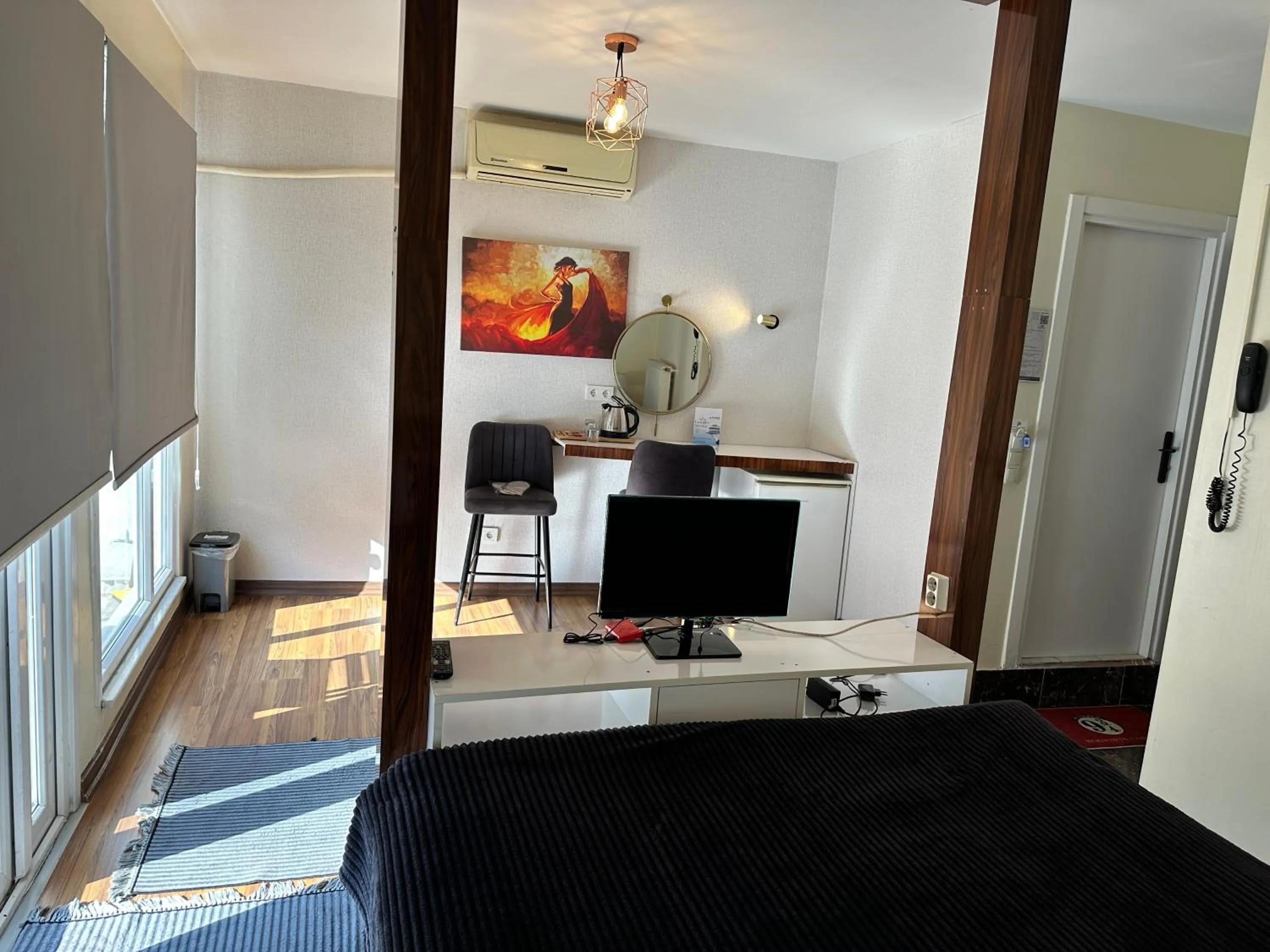 Photo of the whole room in New Pera