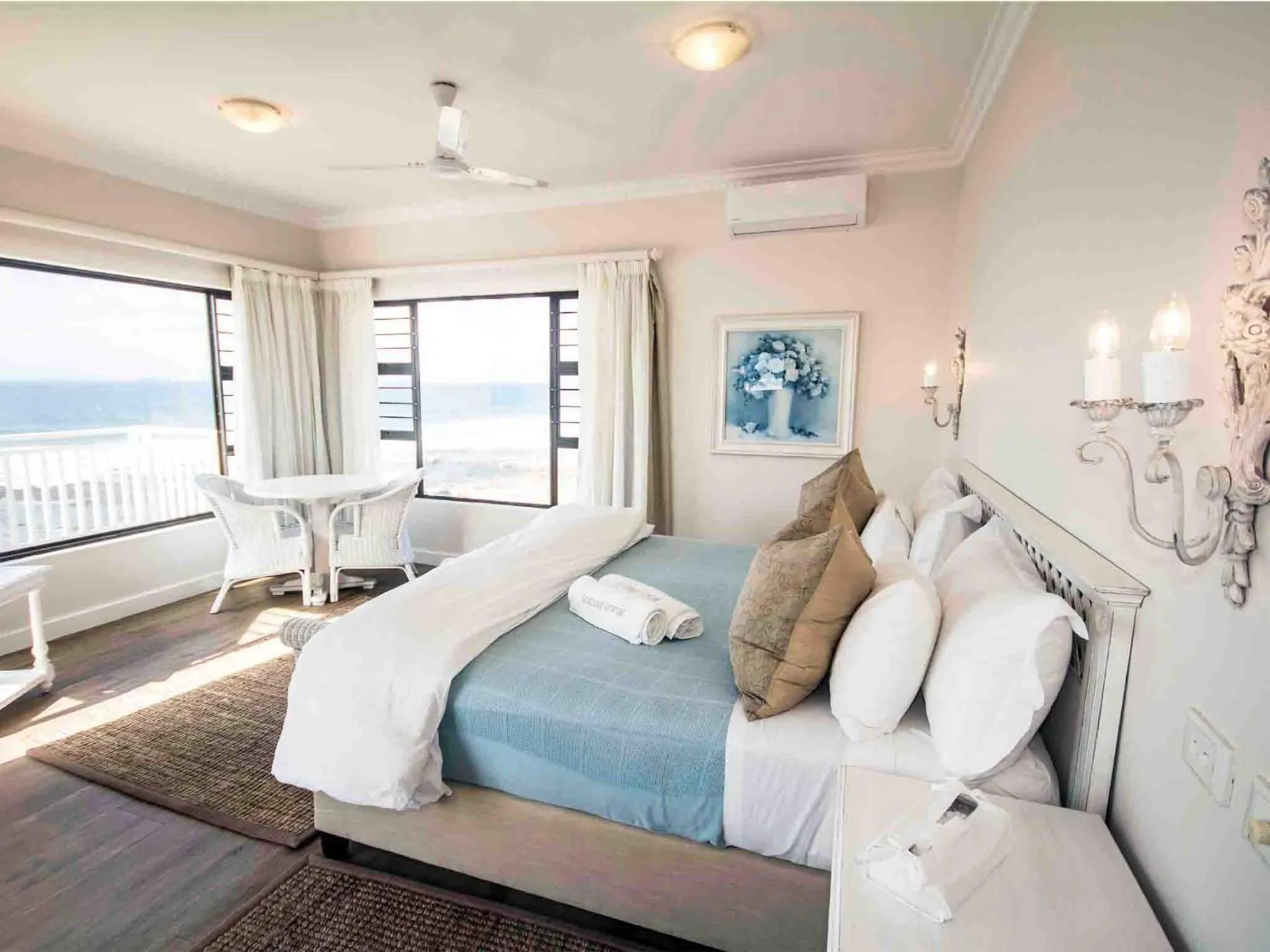 Photo of the whole room, Bed in Fairlight Beach House