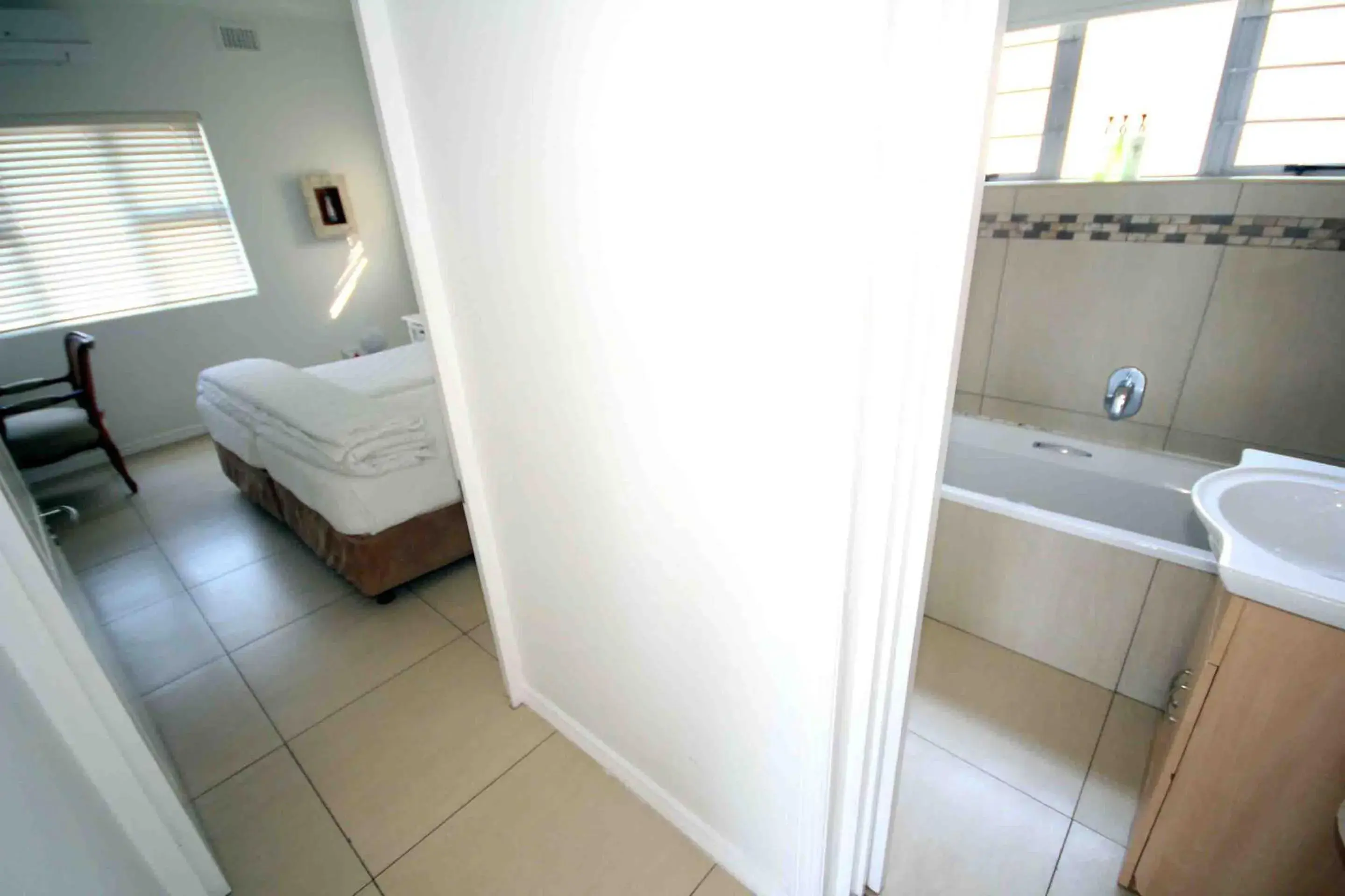 Photo of the whole room, Bed in Fairlight Beach House Photo of the whole room, Bed in Fairlight Beach House