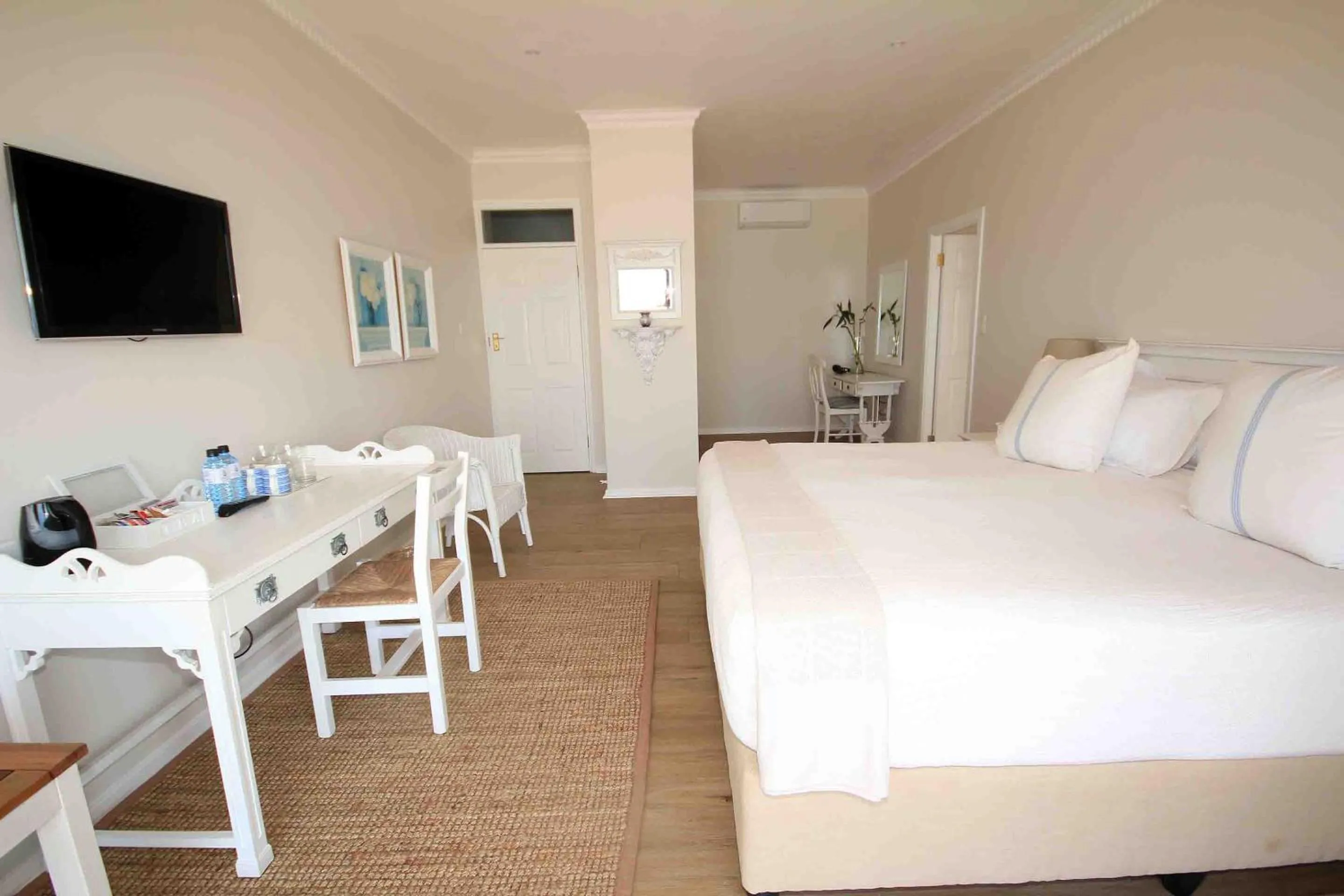 Photo of the whole room, Bed in Fairlight Beach House