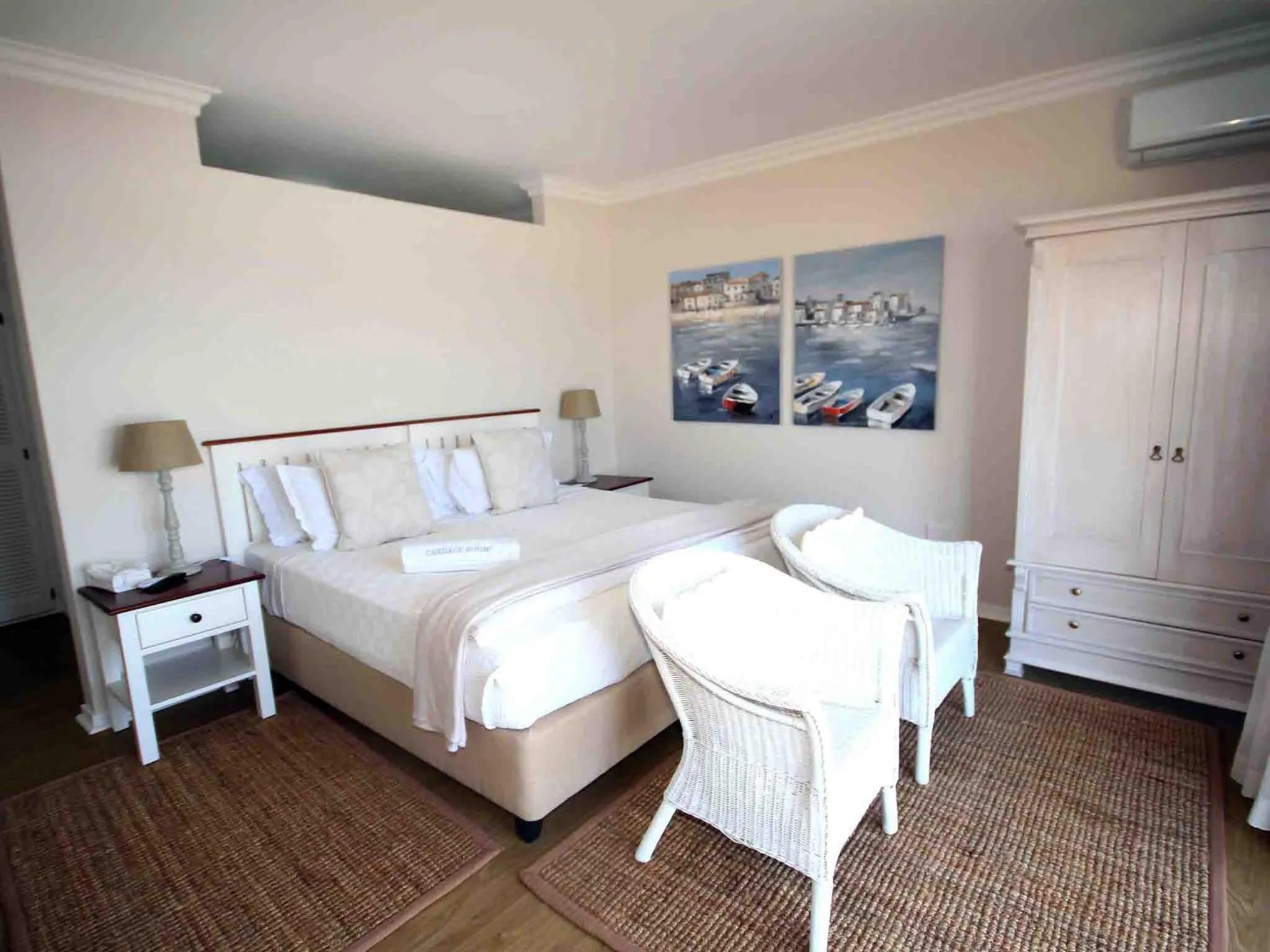 Photo of the whole room, Bed in Fairlight Beach House