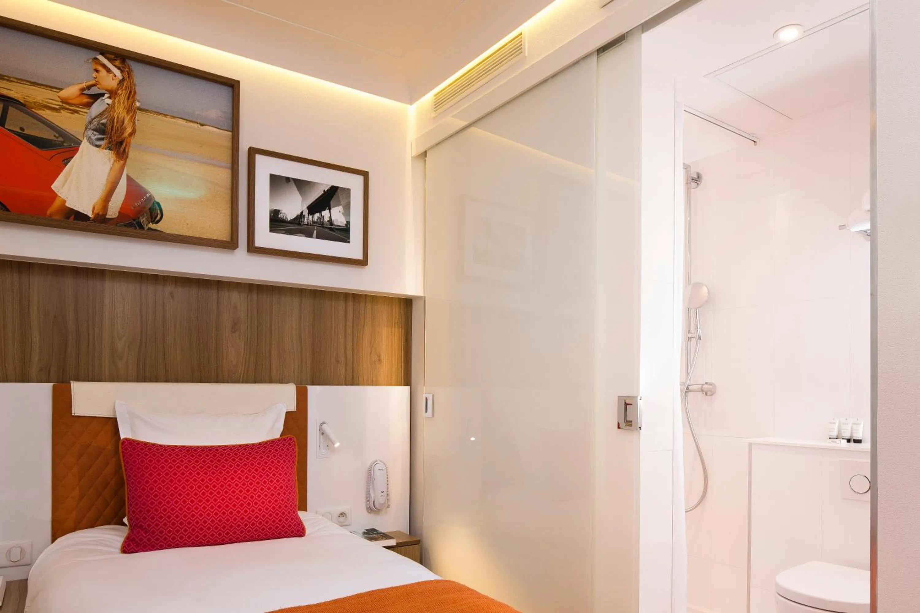 Bedroom, Bed in Hôtel Eiffel Turenne