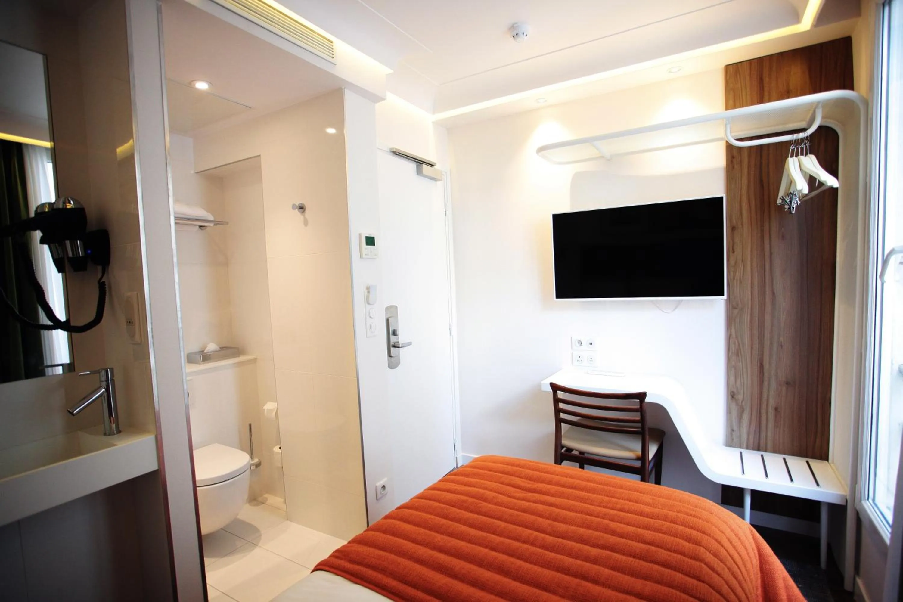 Bedroom, Bed in Hôtel Eiffel Turenne