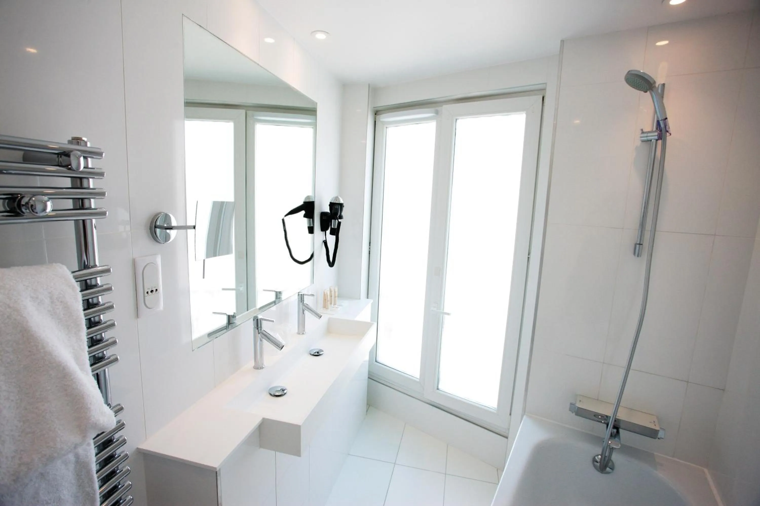 Bathroom in Hôtel Eiffel Turenne