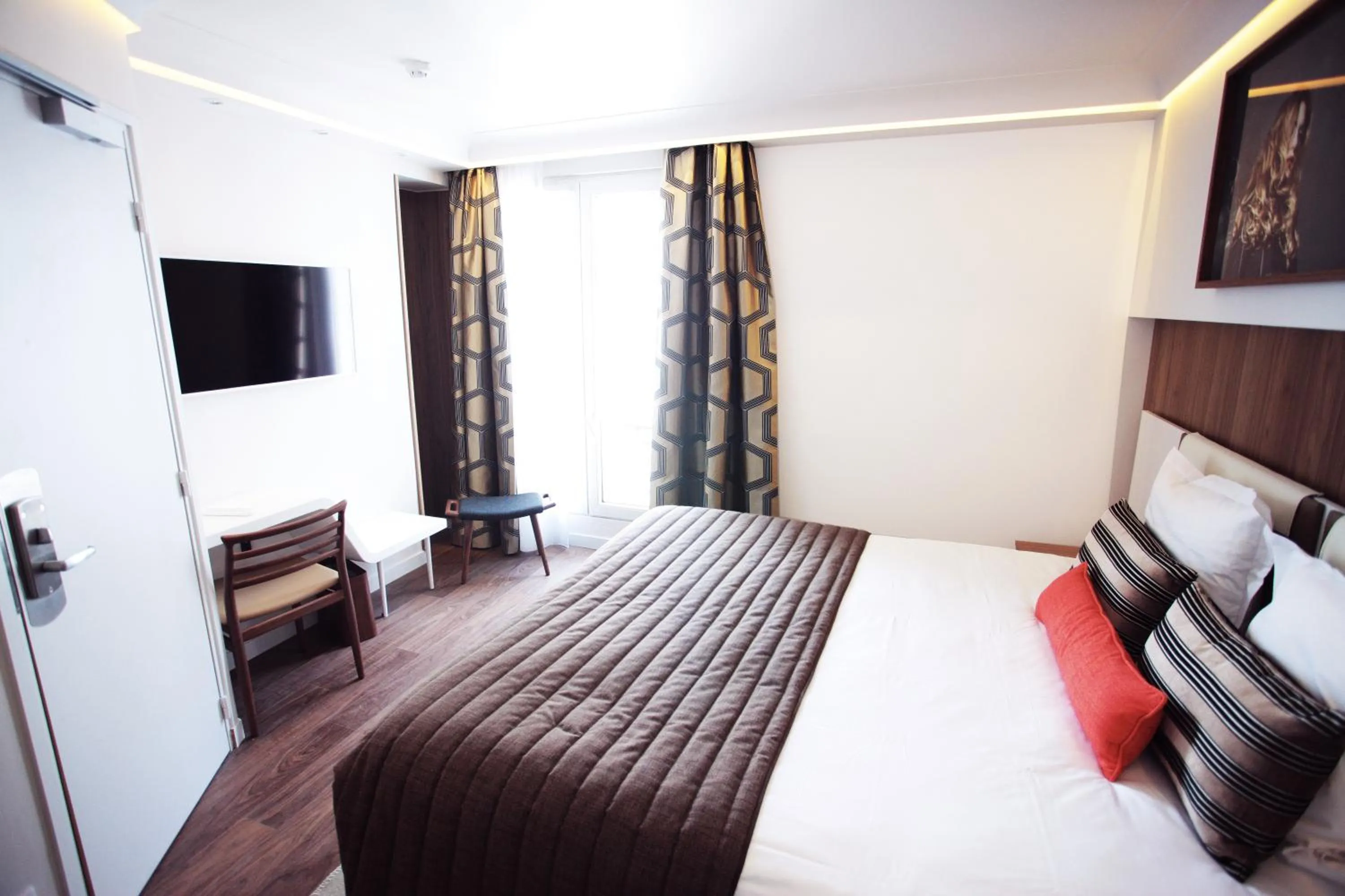 Bedroom, Bed in Hôtel Eiffel Turenne