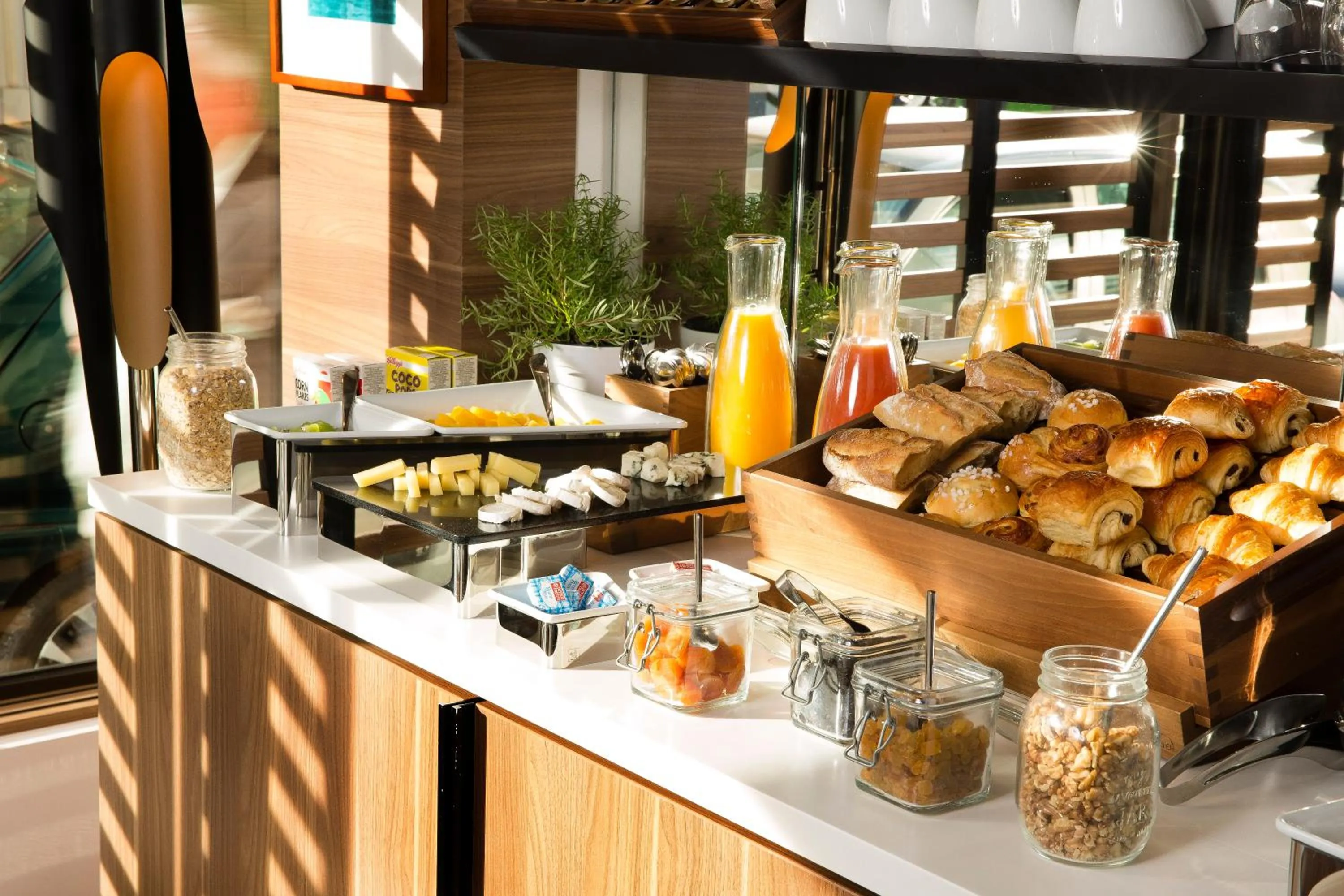 Continental breakfast in Hôtel Eiffel Turenne