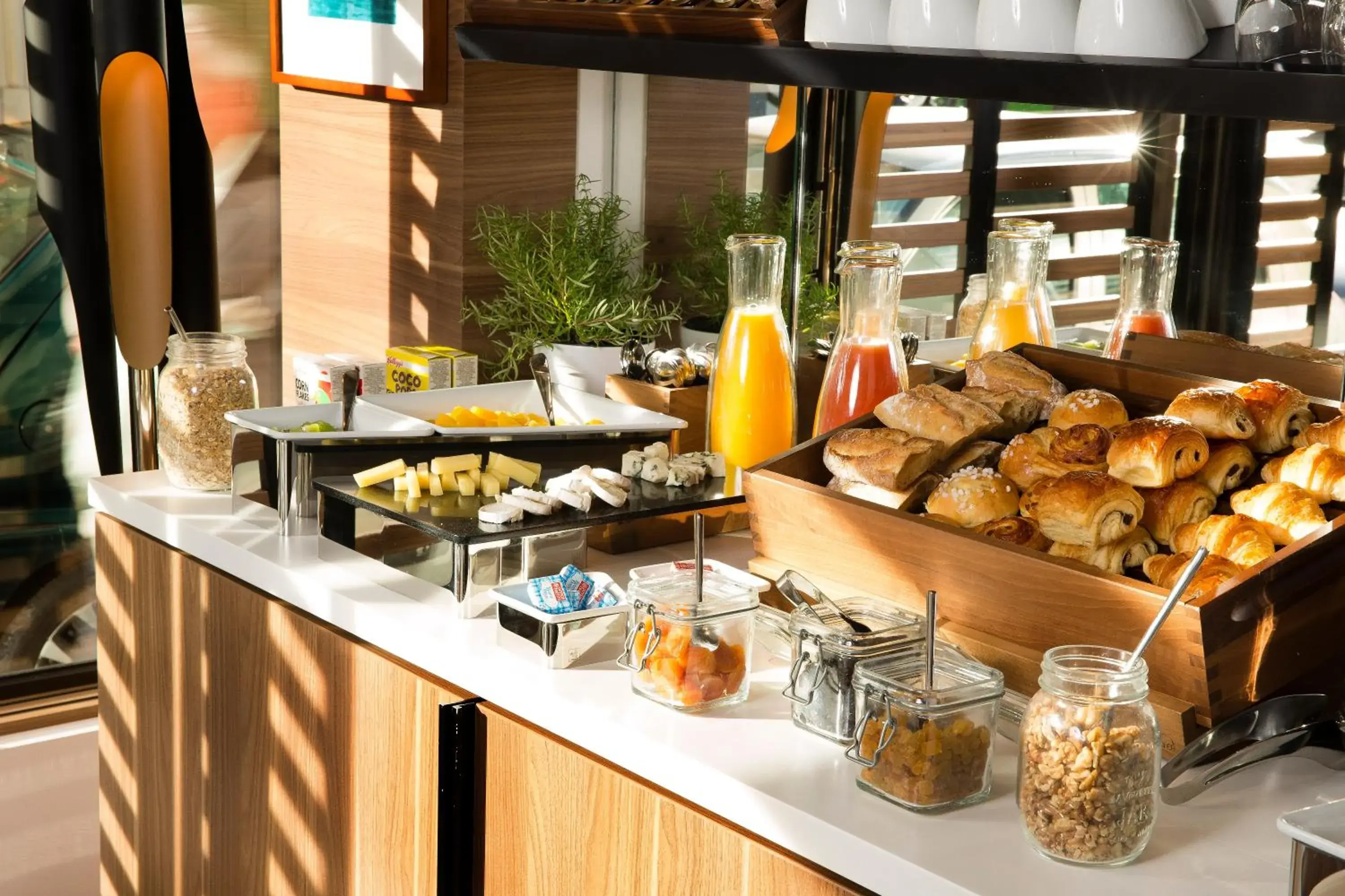 Continental breakfast in Hôtel Eiffel Turenne Continental breakfast in Hôtel Eiffel Turenne