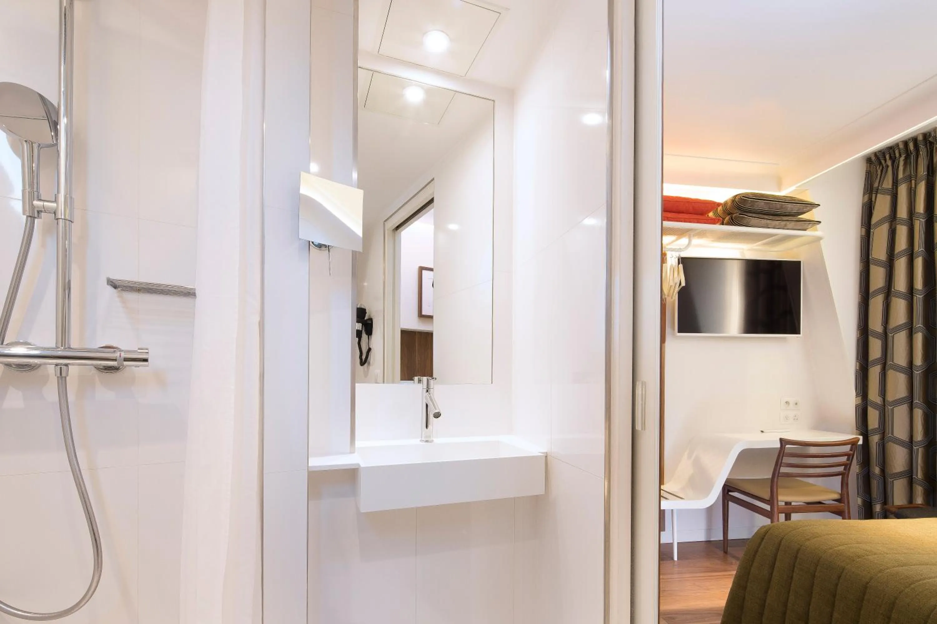 Photo of the whole room in Hôtel Eiffel Turenne