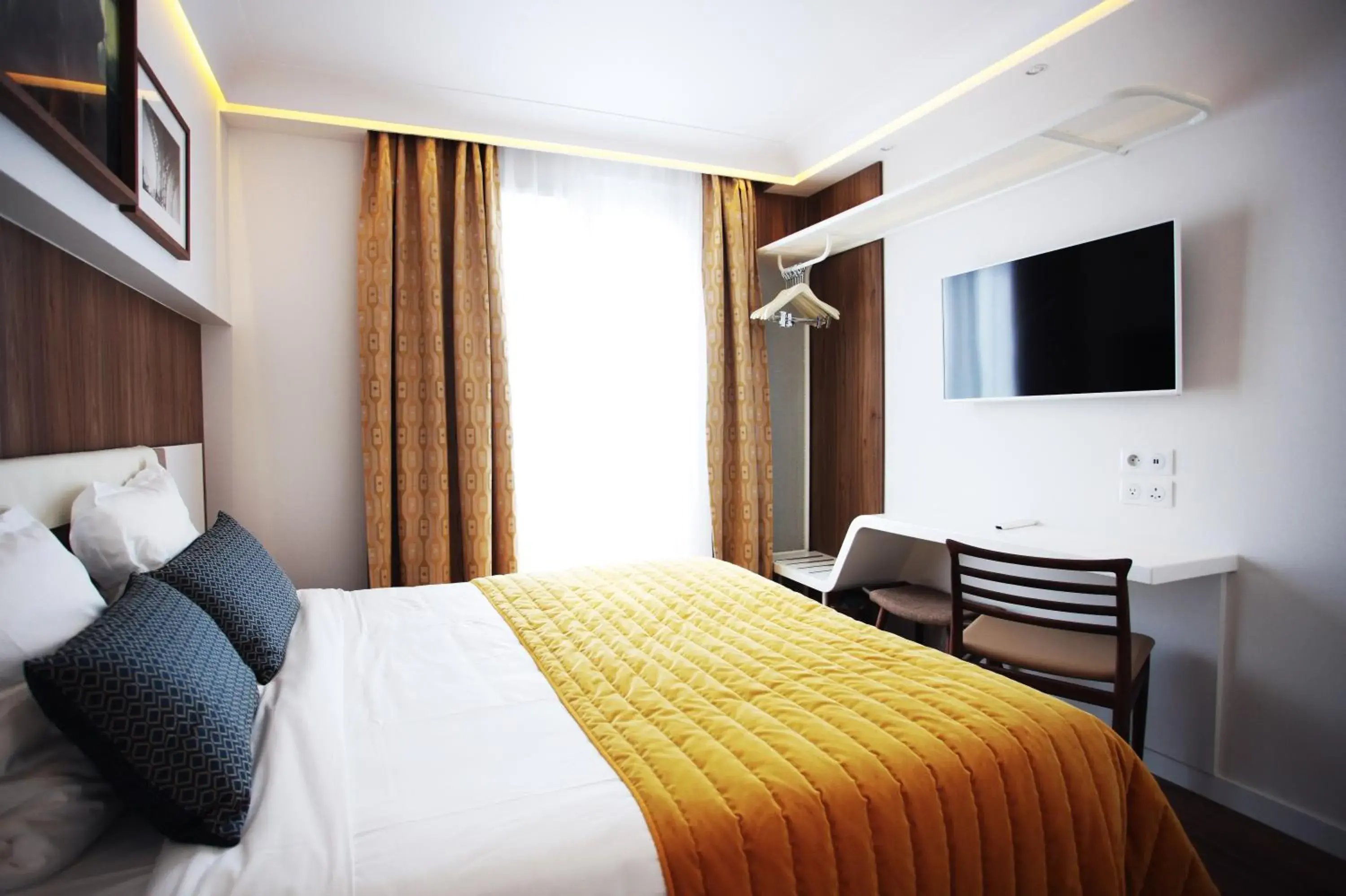 Superior Room in Hôtel Eiffel Turenne Superior Room in Hôtel Eiffel Turenne