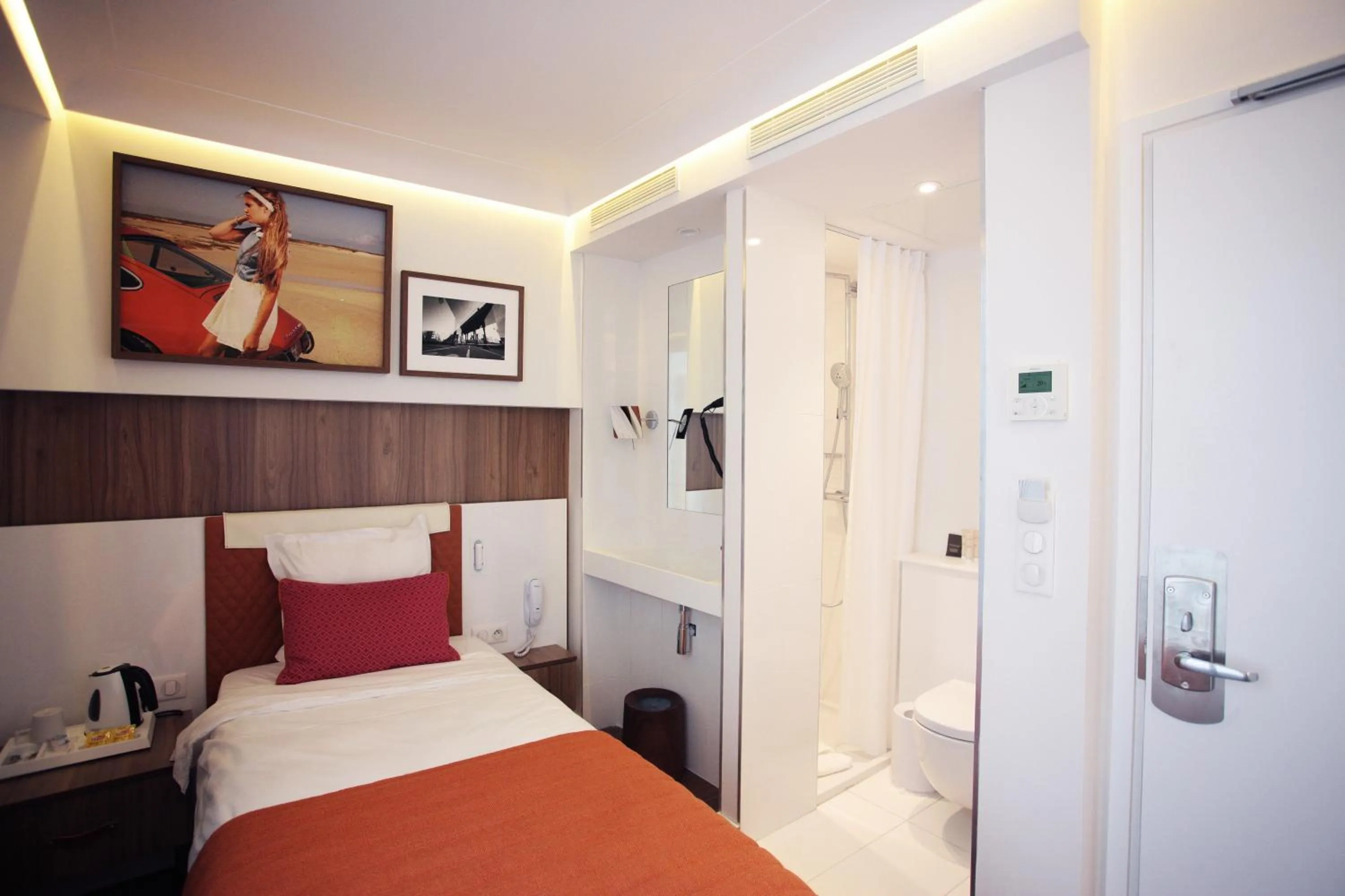 Bedroom, Bed in Hôtel Eiffel Turenne