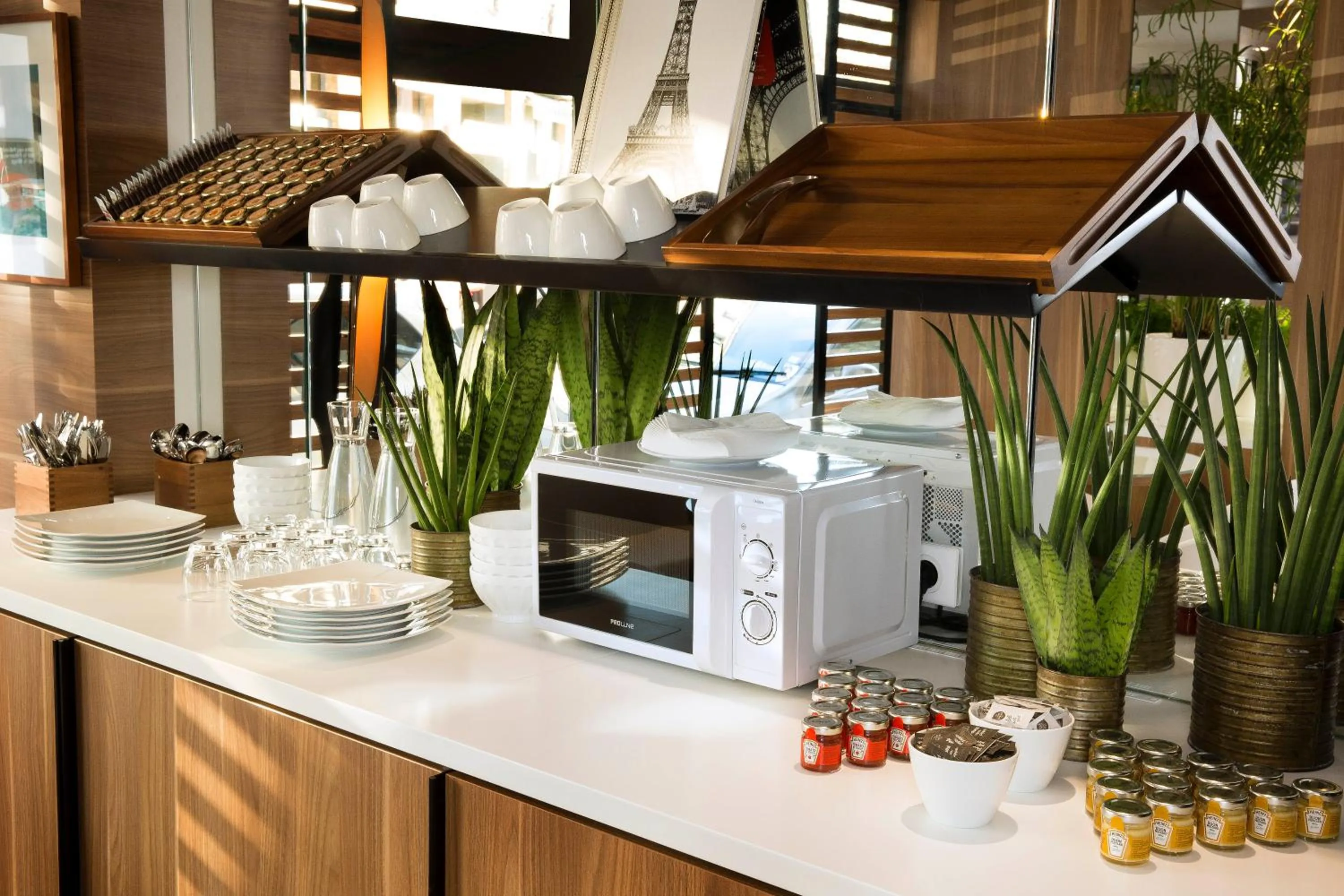 Restaurant/places to eat in Hôtel Eiffel Turenne