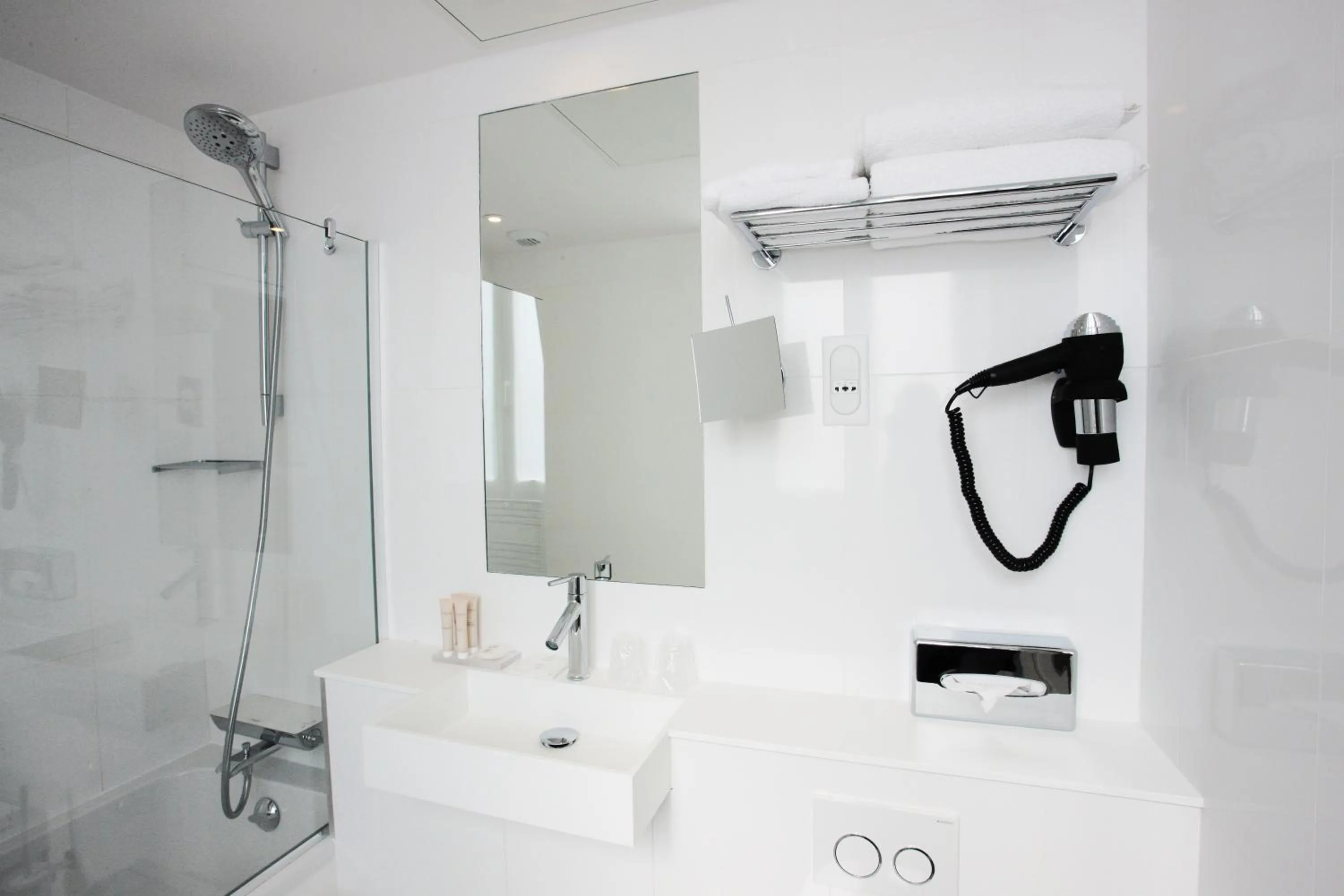 Bathroom in Hôtel Eiffel Turenne