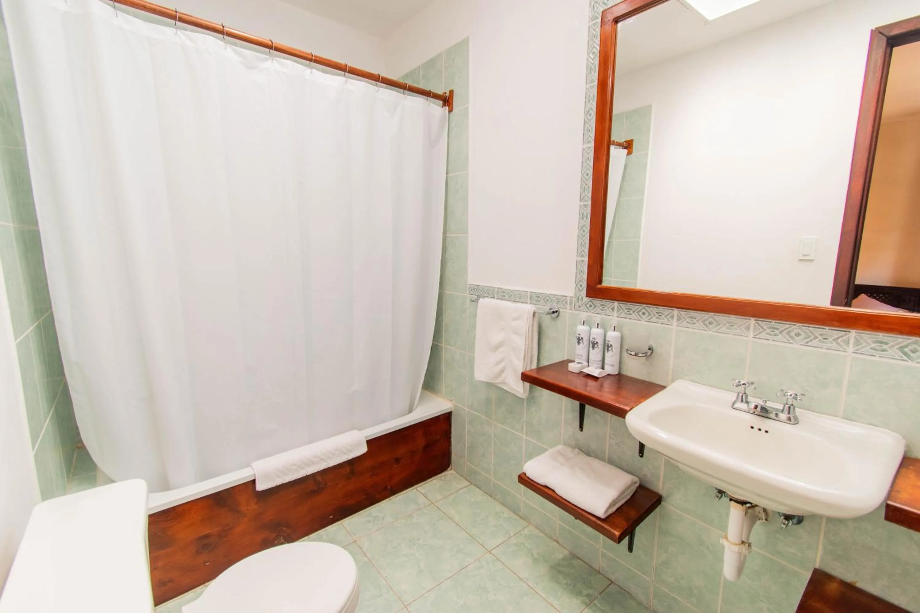 Shower in Hacienda La Cienega