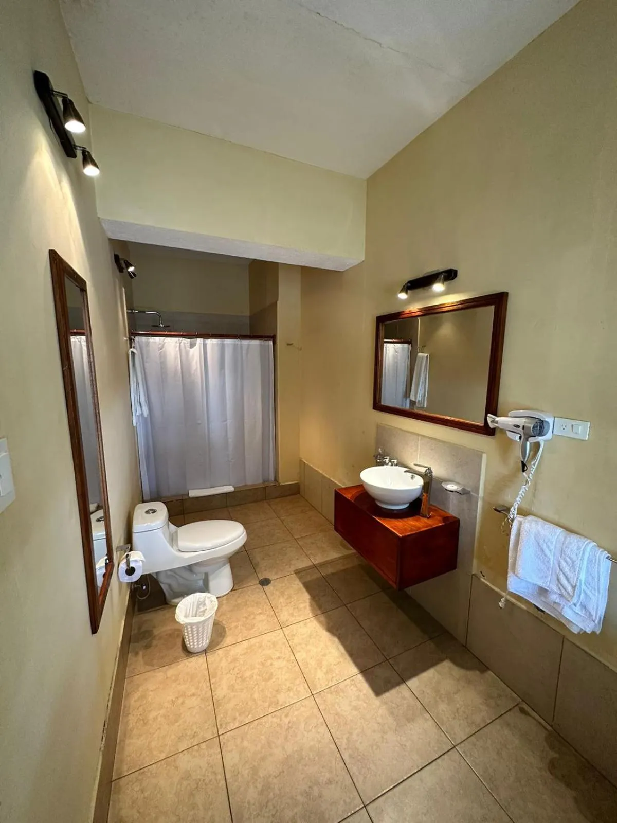 Bath in Hacienda La Cienega