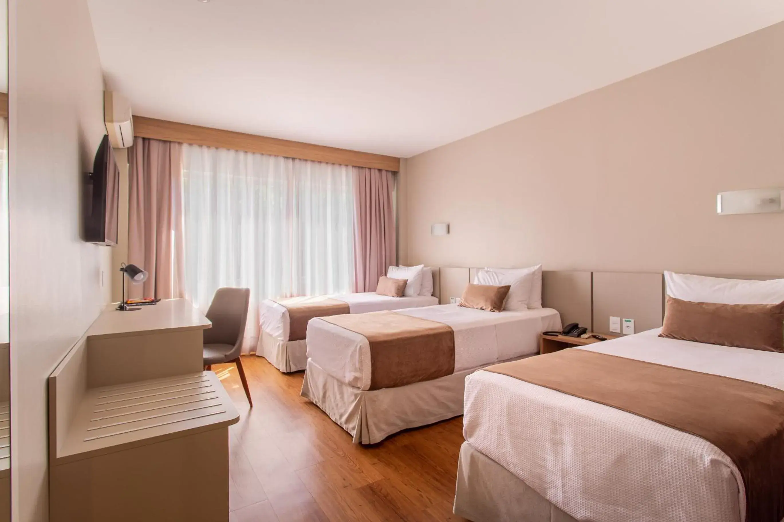 Superior Triple Room with 3 Single Beds - single occupancy in Jandaia Turismo Hotel Superior Triple Room with 3 Single Beds - single occupancy in Jandaia Turismo Hotel