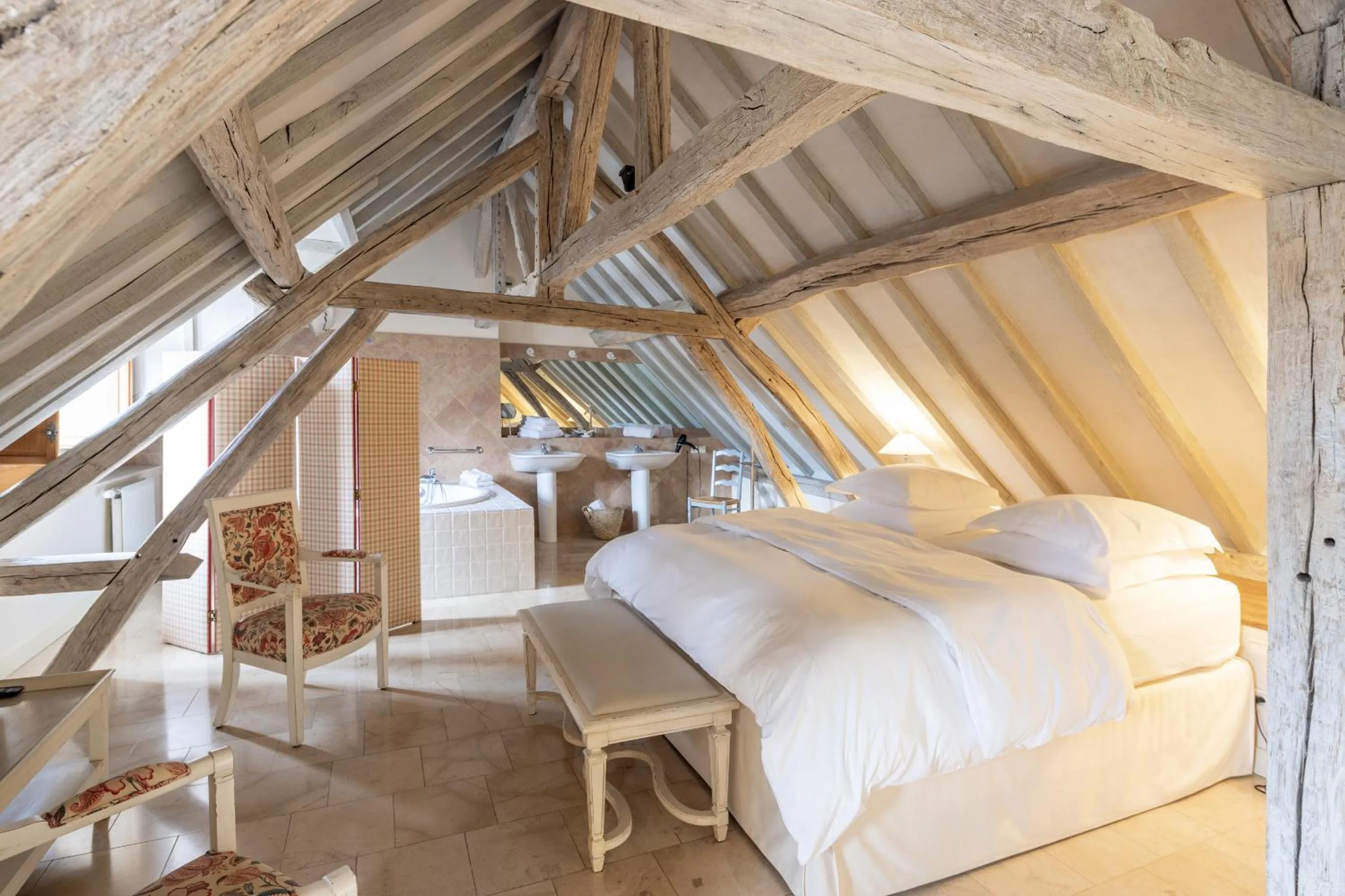 Photo of the whole room, Bed in La Maison de Rhodes Hôtel & Spa