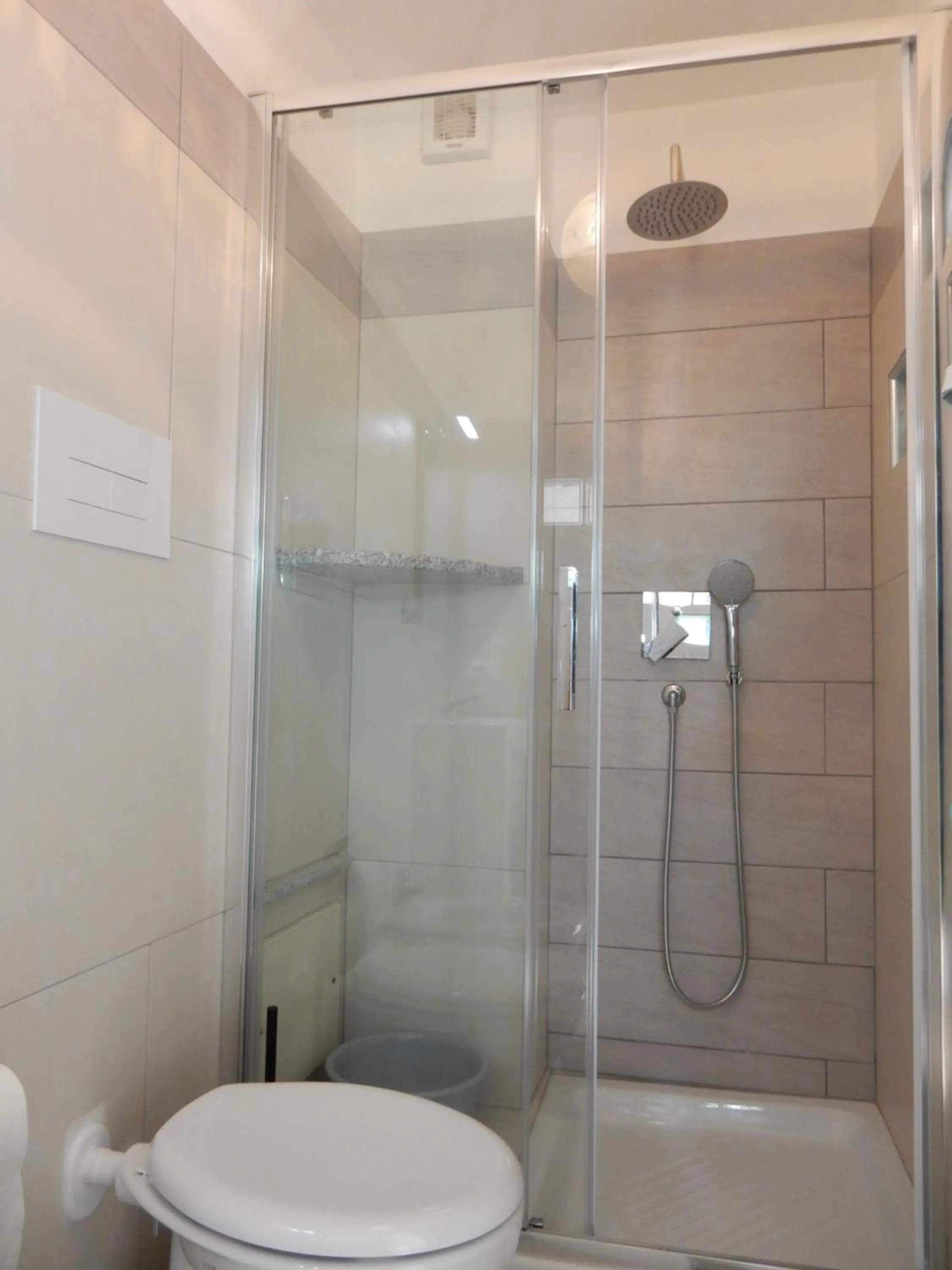 Shower in B&B Eleonora D'Arborea, Centro Storico