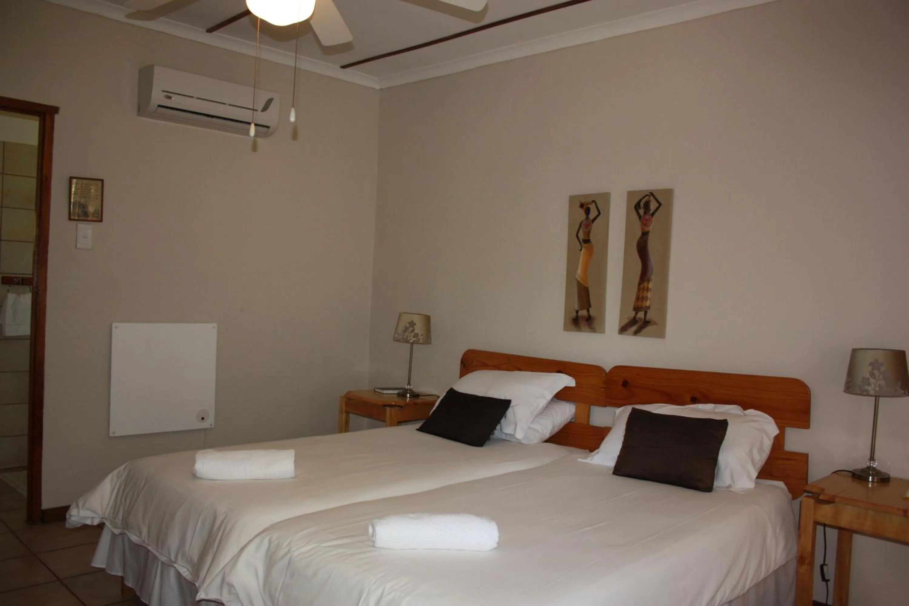 Photo of the whole room, Bed in Karoopark Guest House