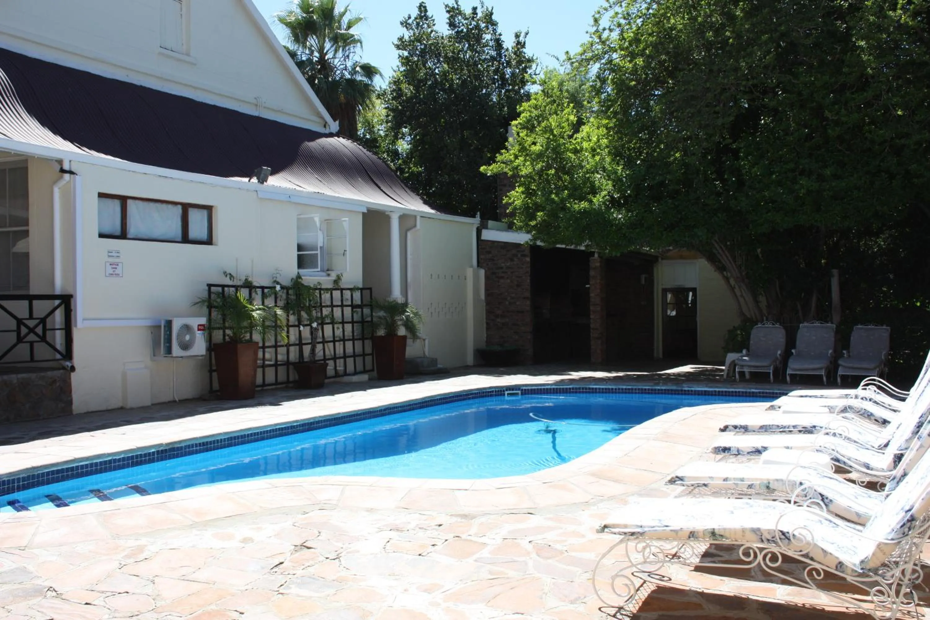 Swimming pool in Karoopark Guest House