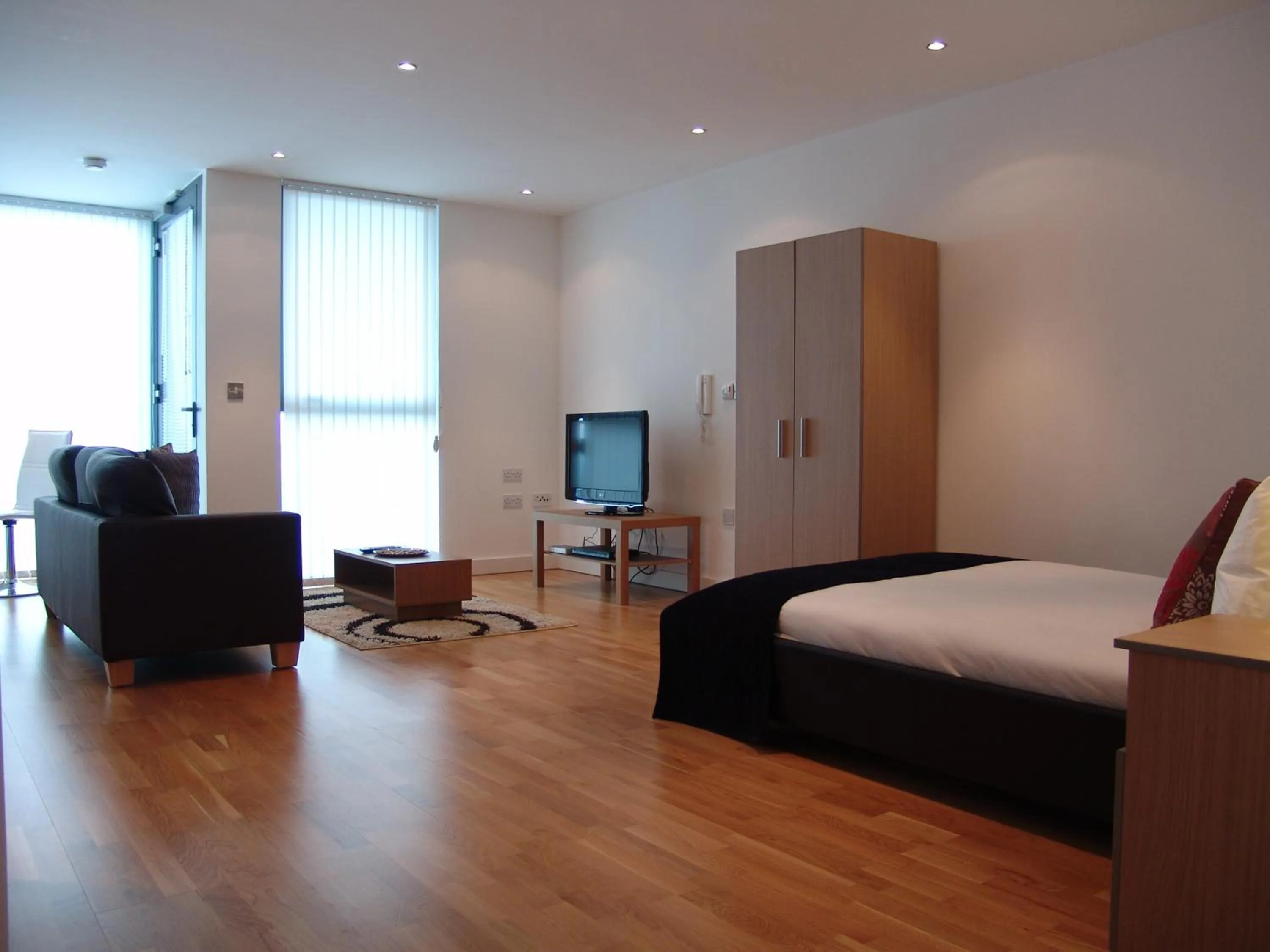 Photo of the whole room, Bed in Quay Apartments