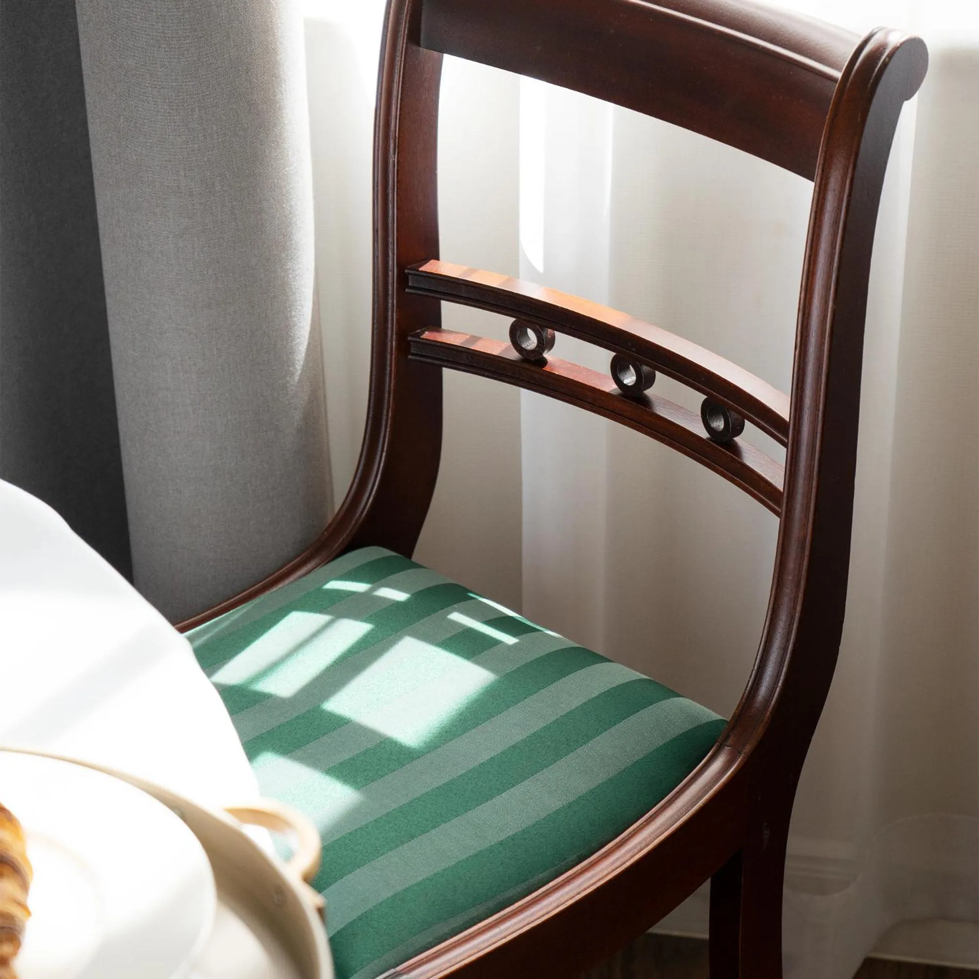 hair dresser, Bed in TIFLIS OPERA Aparthotel