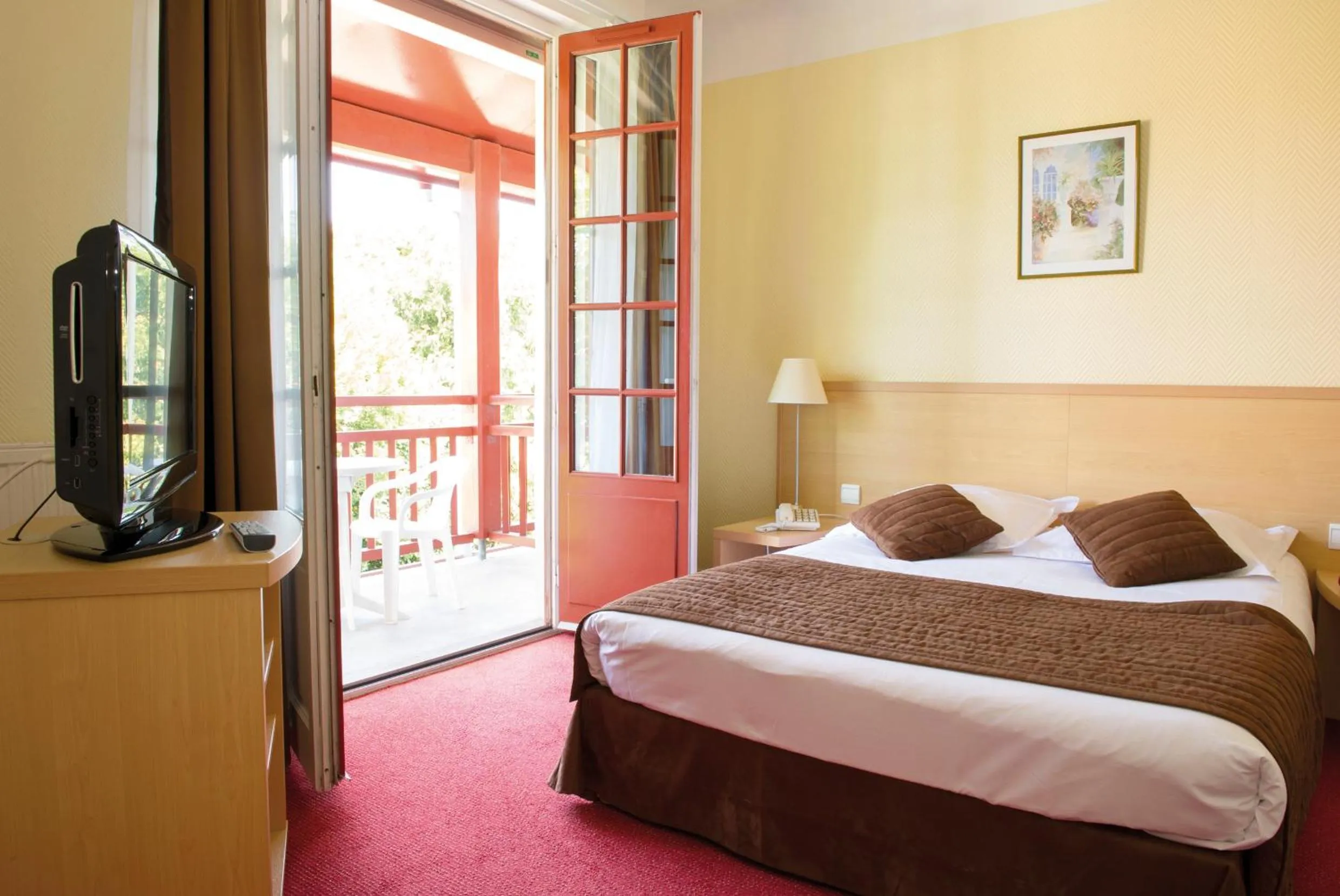 Balcony/Terrace, Bed in Hôtel & Résidence Vacances Bleues Orhoïtza