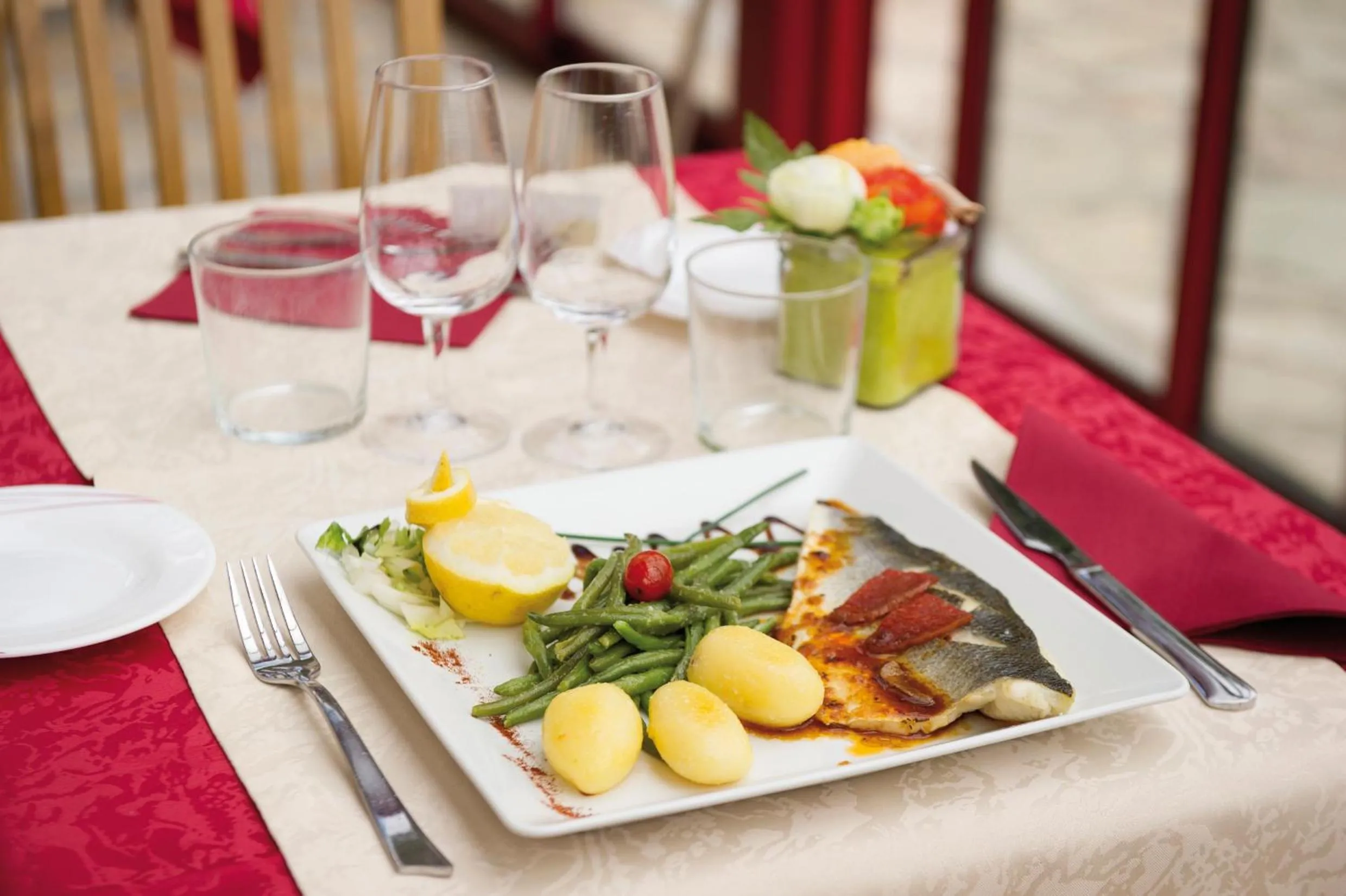 Restaurant/places to eat in Hôtel & Résidence Vacances Bleues Orhoïtza