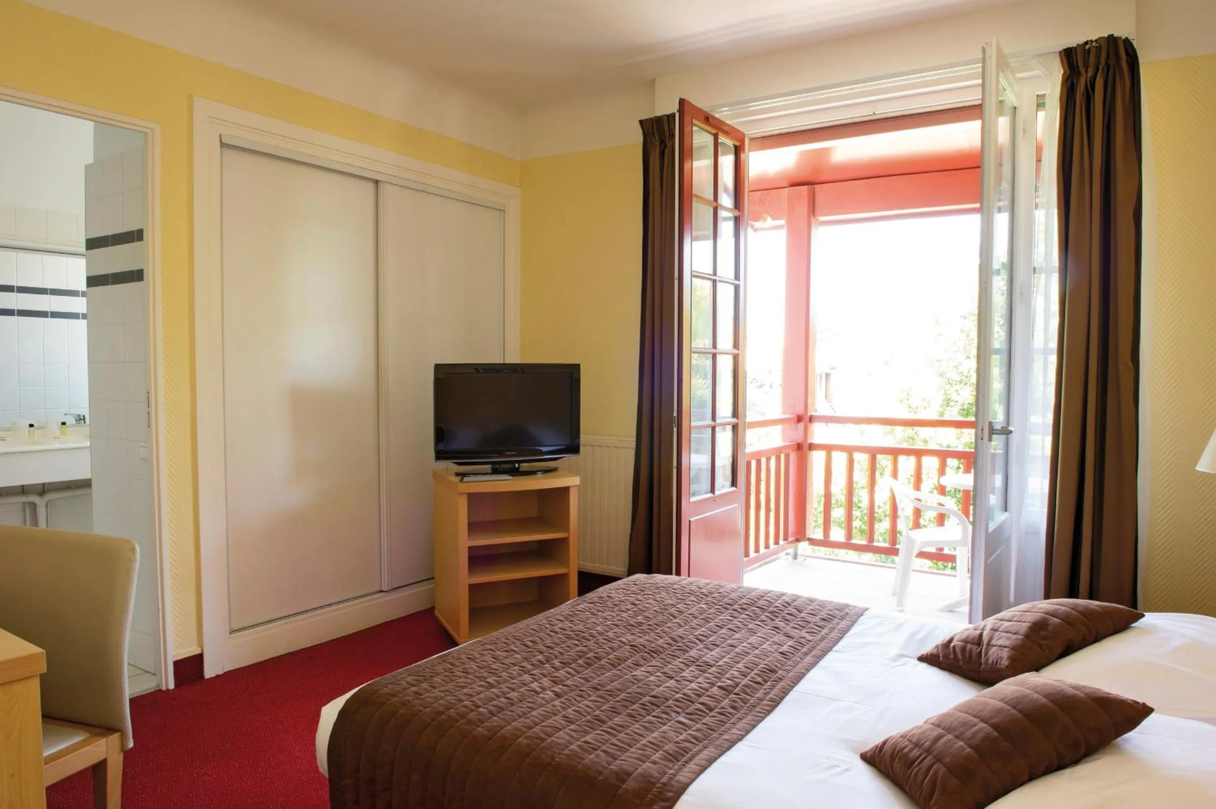 Balcony/Terrace, Bed in Hôtel & Résidence Vacances Bleues Orhoïtza