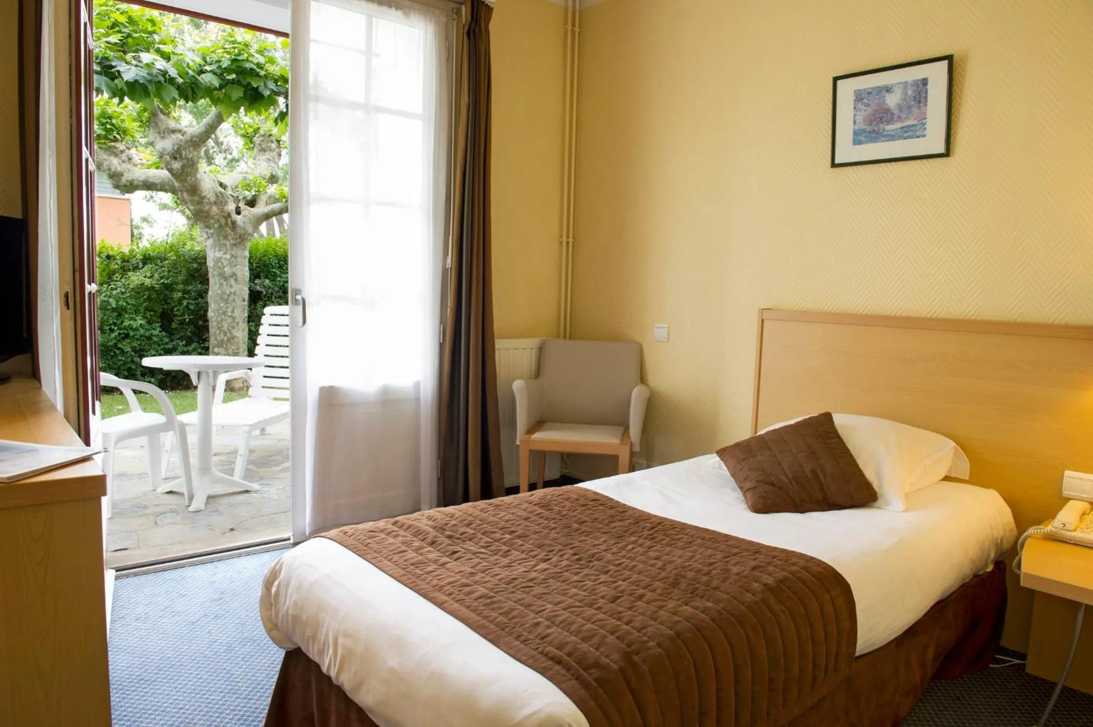 Bedroom, Bed in Hôtel & Résidence Vacances Bleues Orhoïtza