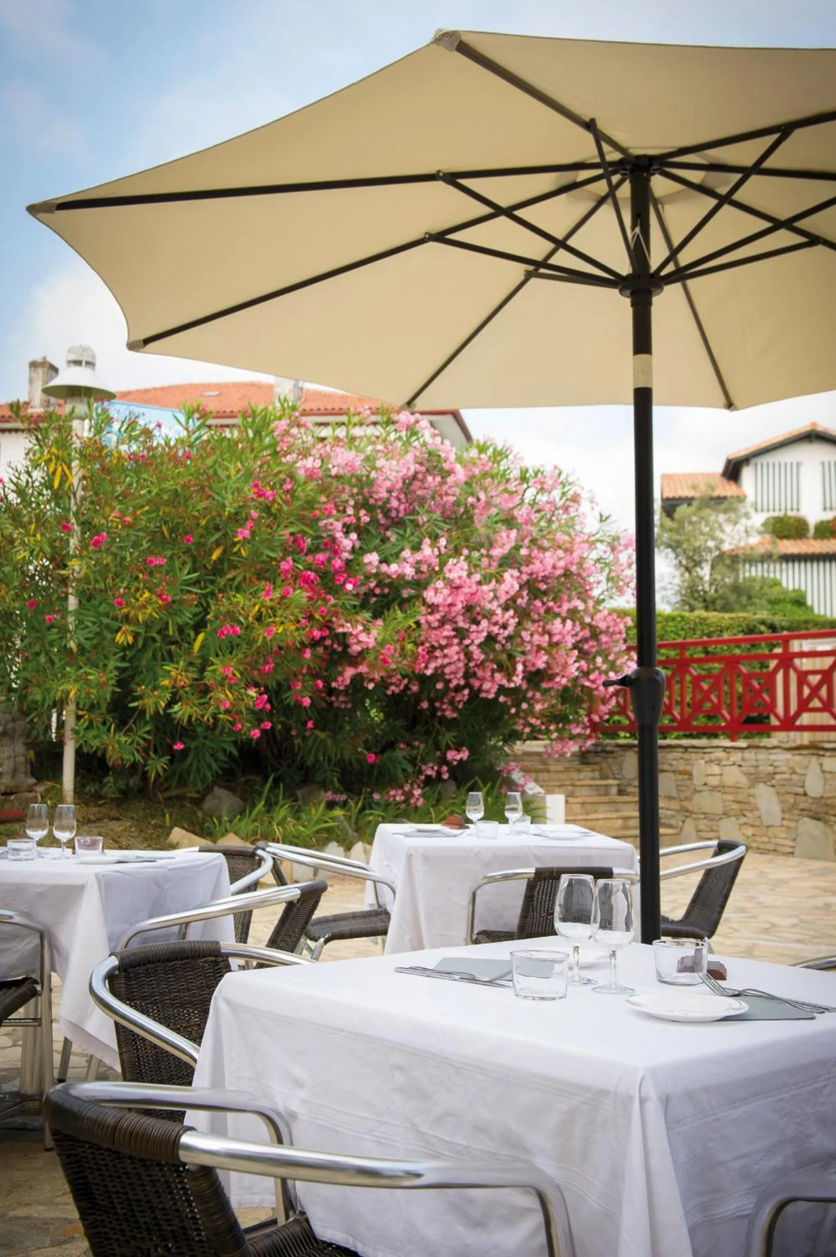 Patio in Hôtel & Résidence Vacances Bleues Orhoïtza