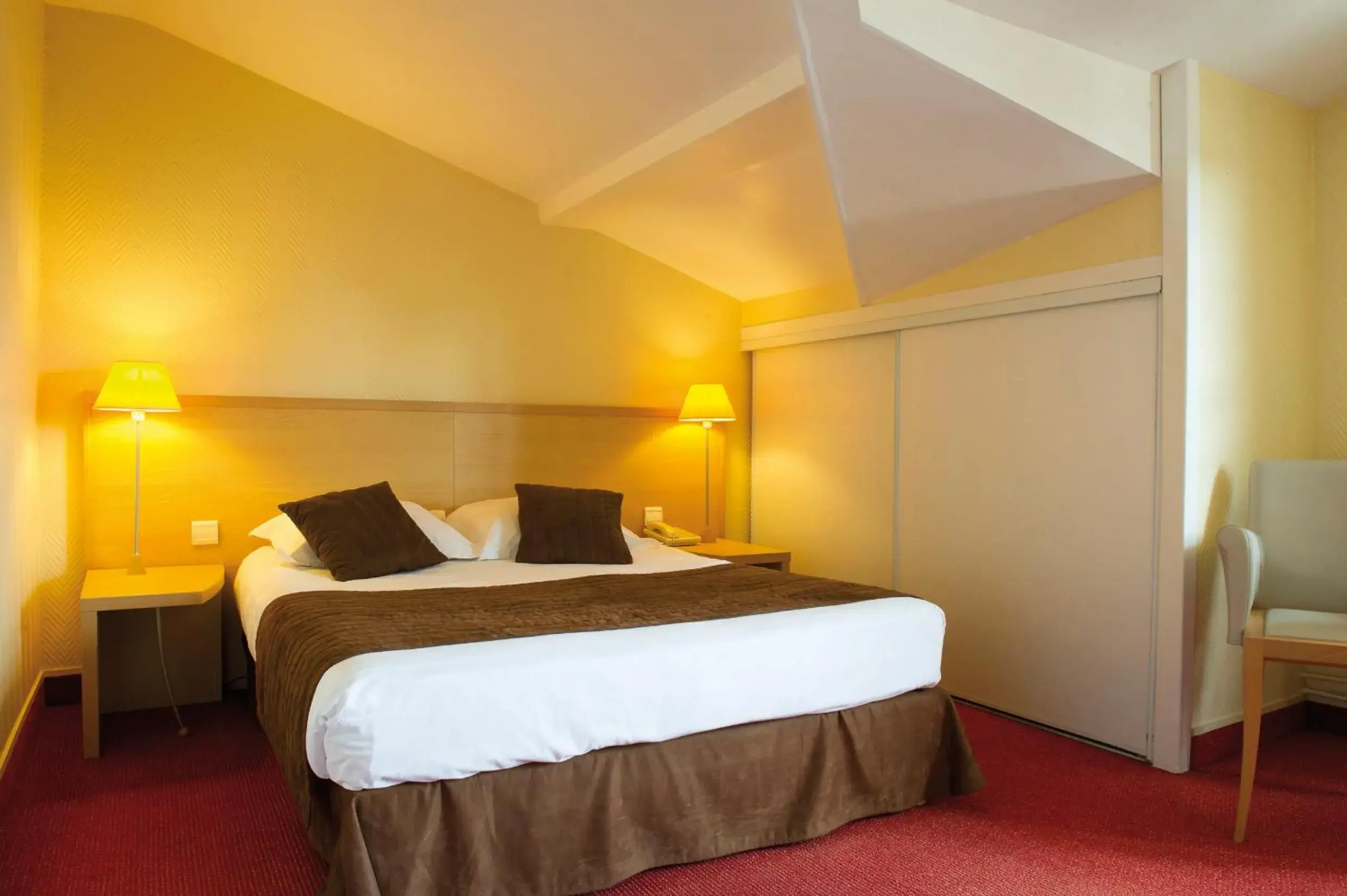 Photo of the whole room, Bed in Hôtel & Résidence Vacances Bleues Orhoïtza Photo of the whole room, Bed in Hôtel & Résidence Vacances Bleues Orhoïtza