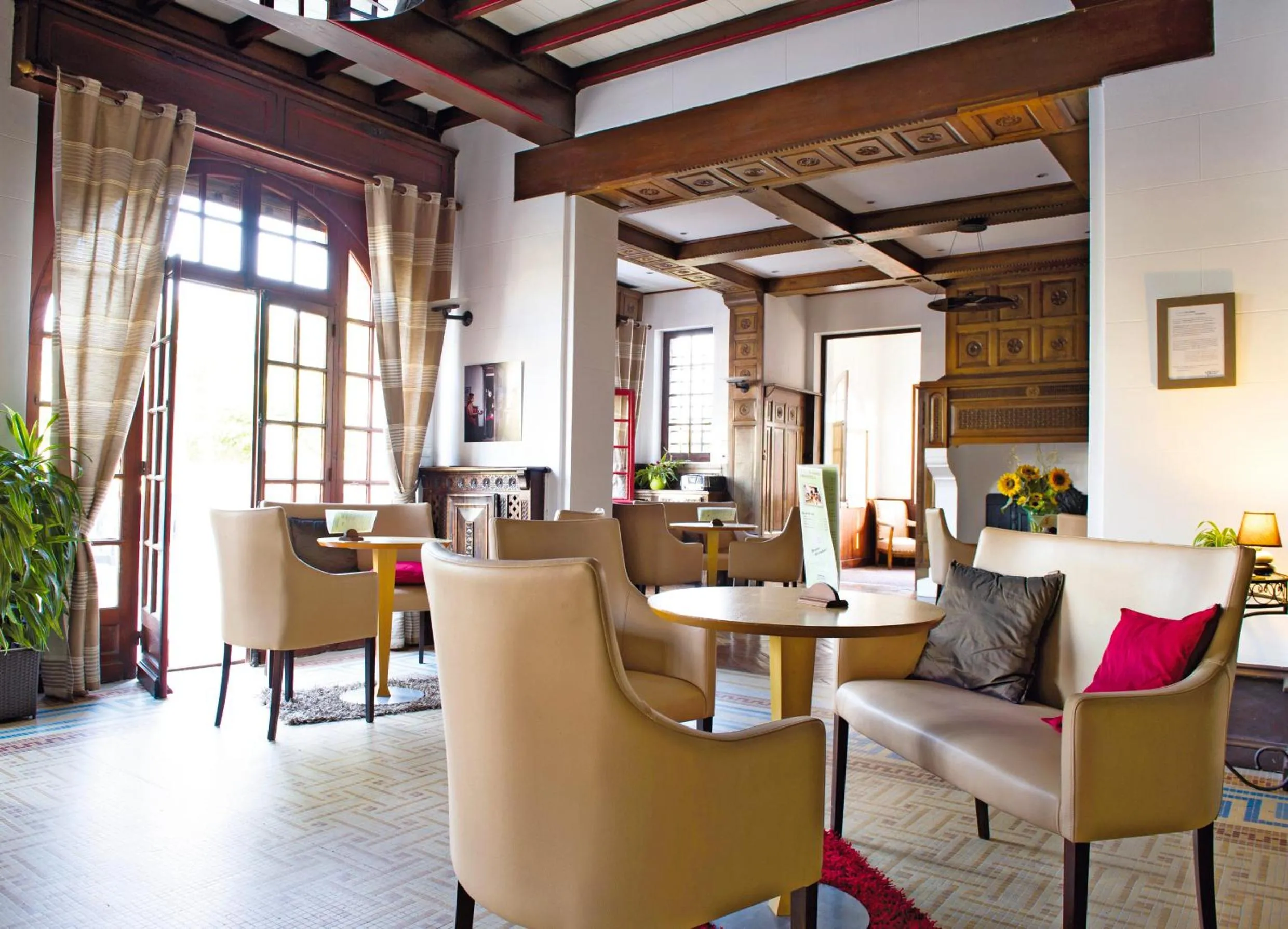 Lounge or bar in Hôtel & Résidence Vacances Bleues Orhoïtza