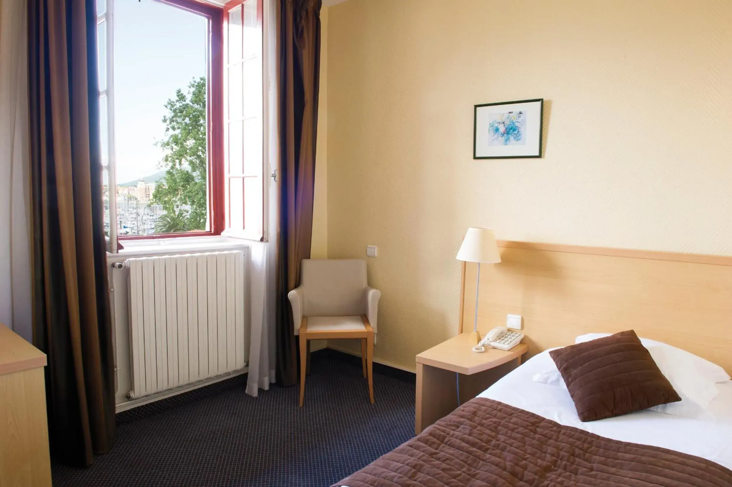 Bedroom, Bed in Hôtel & Résidence Vacances Bleues Orhoïtza Bedroom, Bed in Hôtel & Résidence Vacances Bleues Orhoïtza