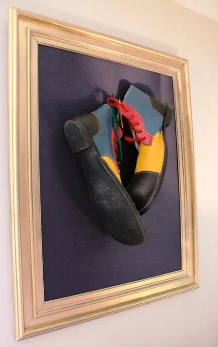 Decorative detail in Pivoine et Cerise HOLDING FIVE