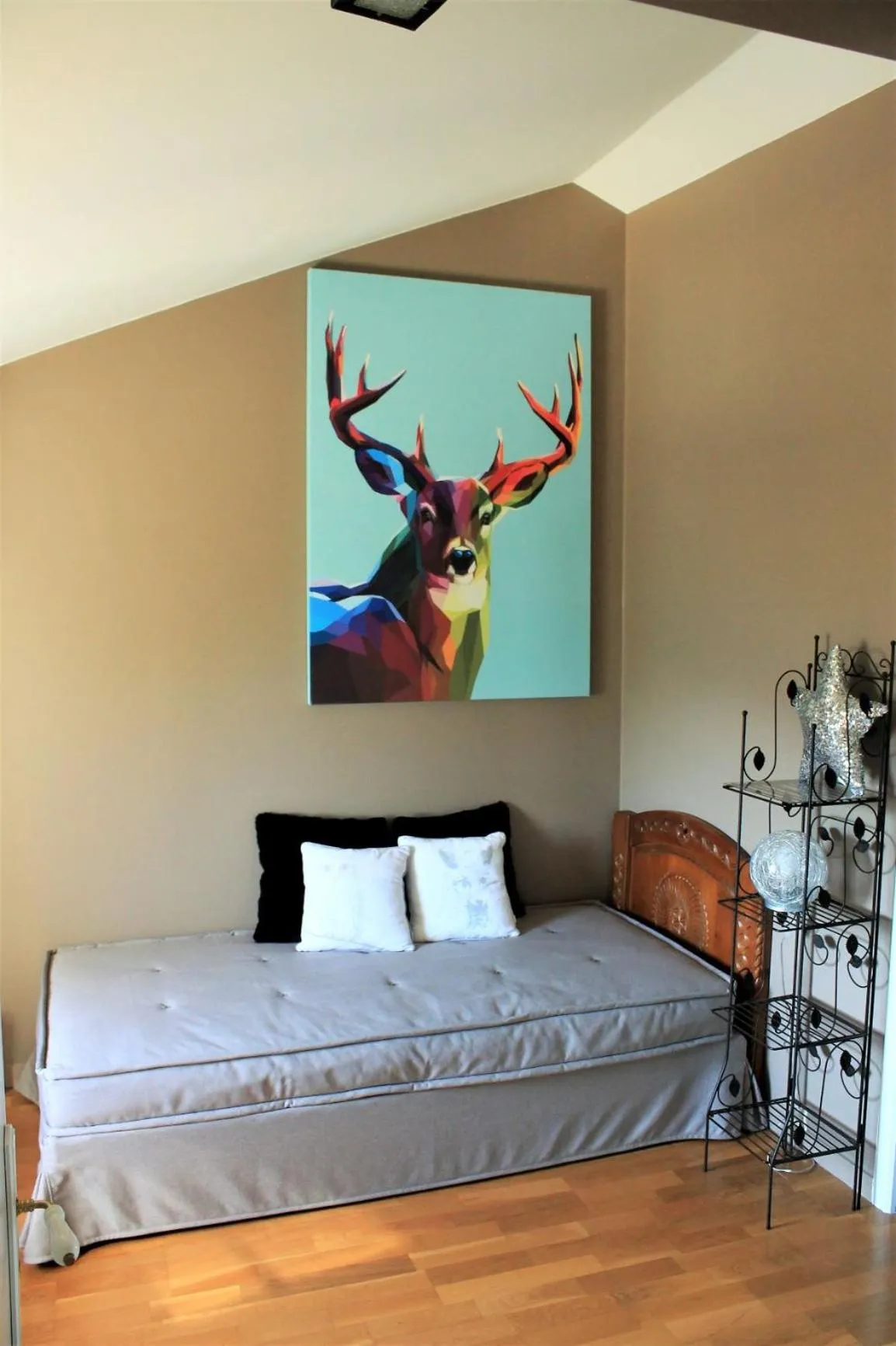 Decorative detail in Pivoine et Cerise HOLDING FIVE