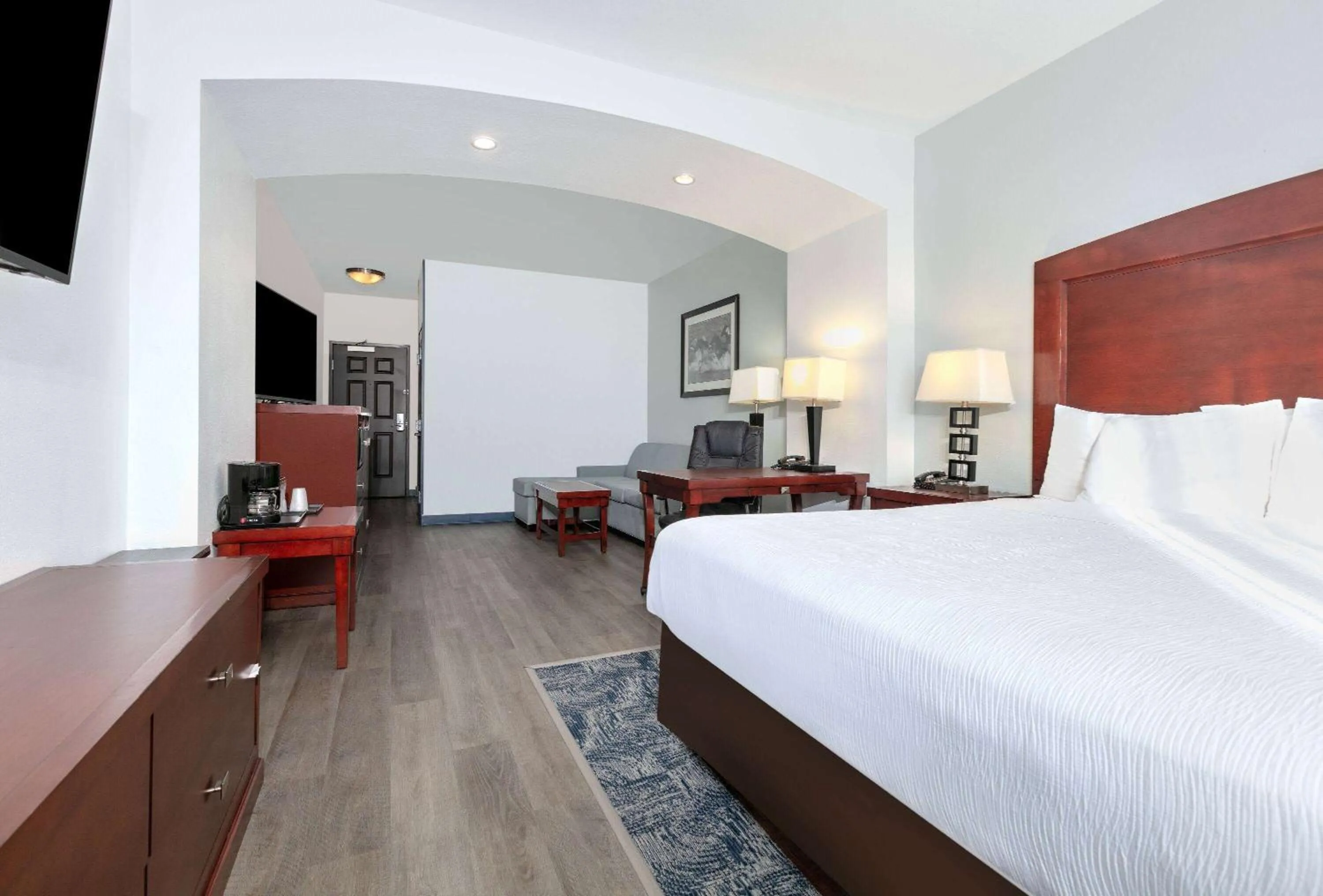 Bed in La Quinta by Wyndham Fort Worth NE Mall