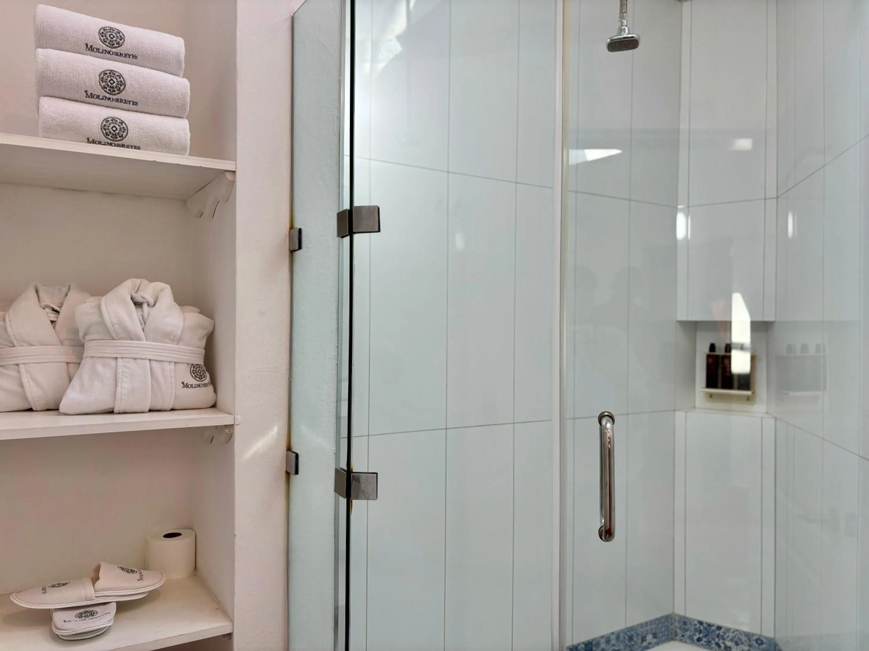 Shower in Molino de los Reyes