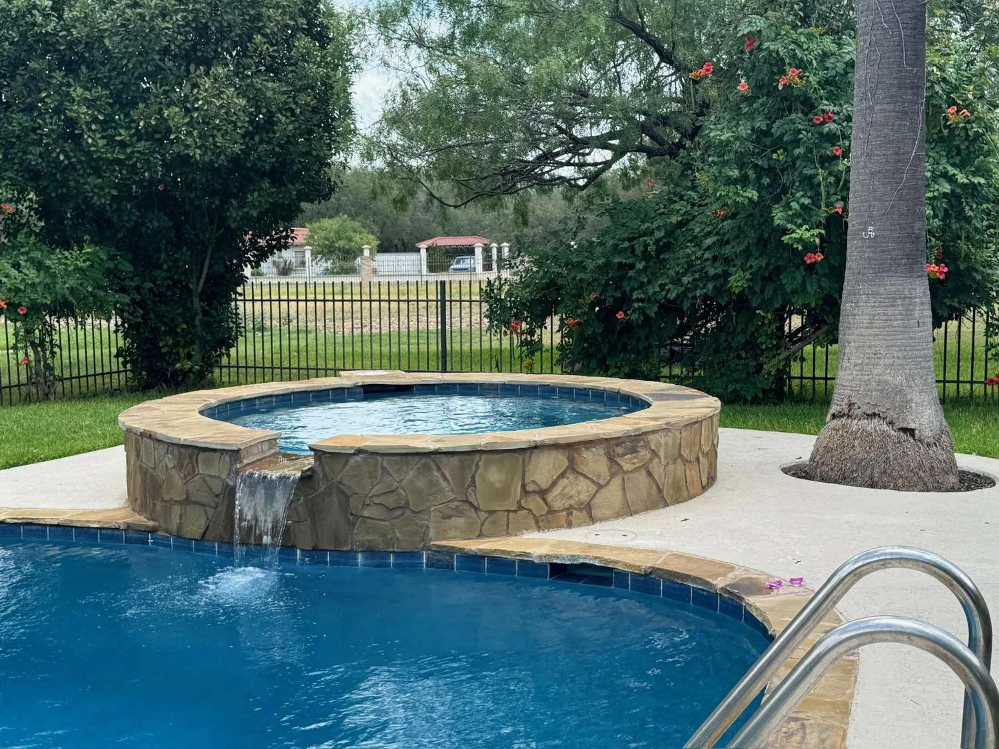 Hot Tub in Live Oaks Bed and Breakfast