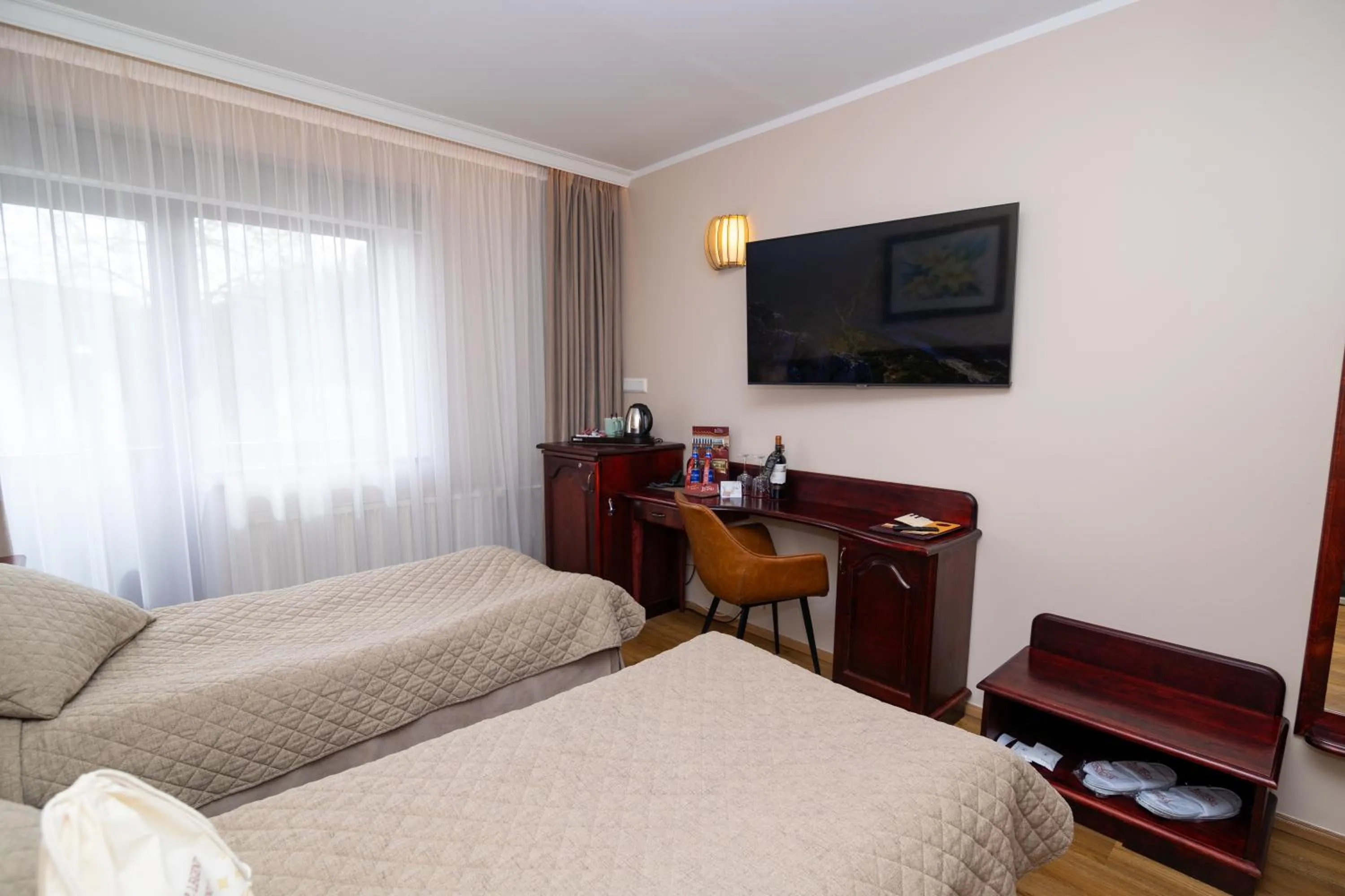 Photo of the whole room, Bed in Hotel Legend